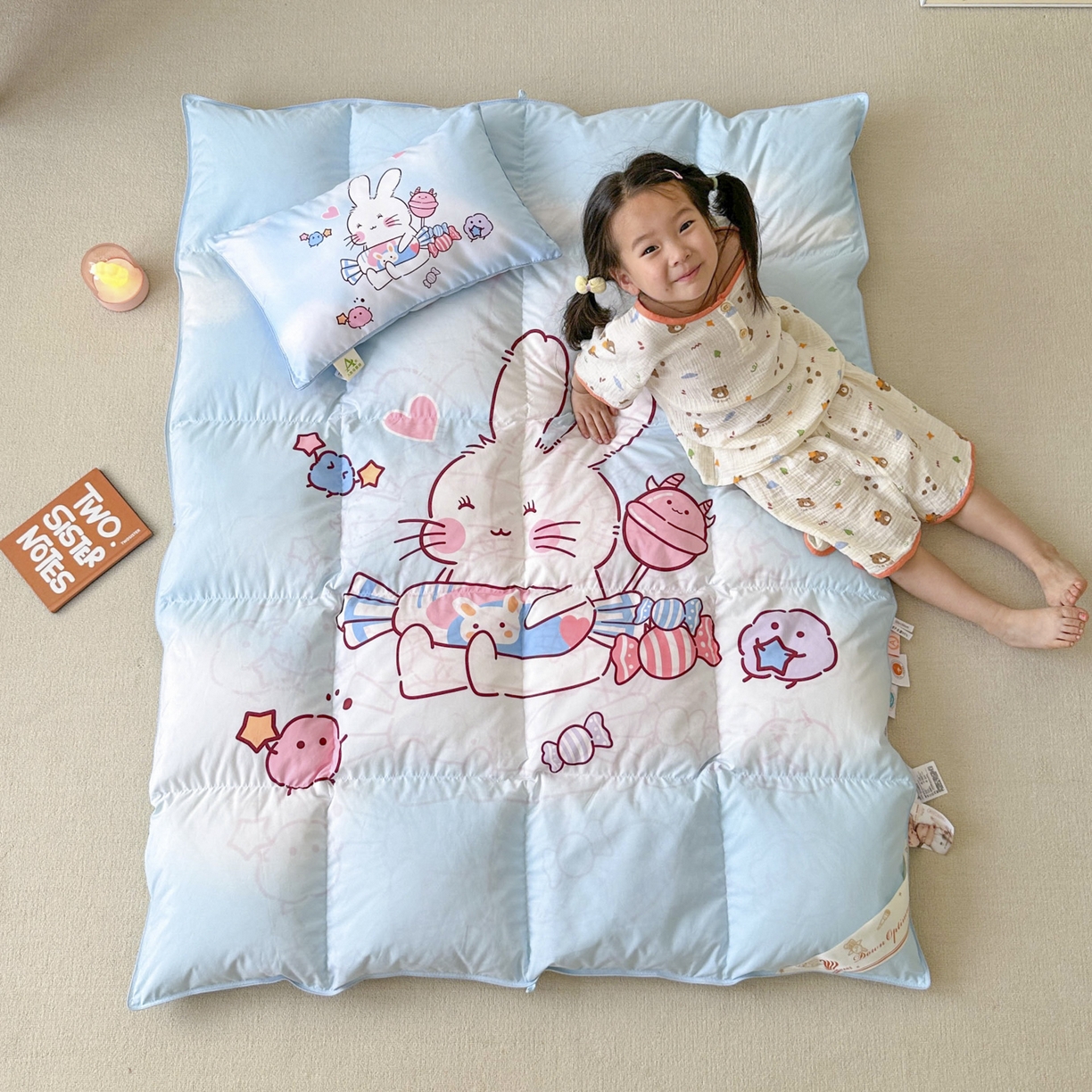 91家纺网 家纺一手货源 找家纺 暖羽屋羽绒馆 2025新款天丝儿童羽绒被鹅绒丝被芯1.5米儿童学生羽绒被 羽毛被冬被 春秋羽绒被子 奶糖兔兔 带模特