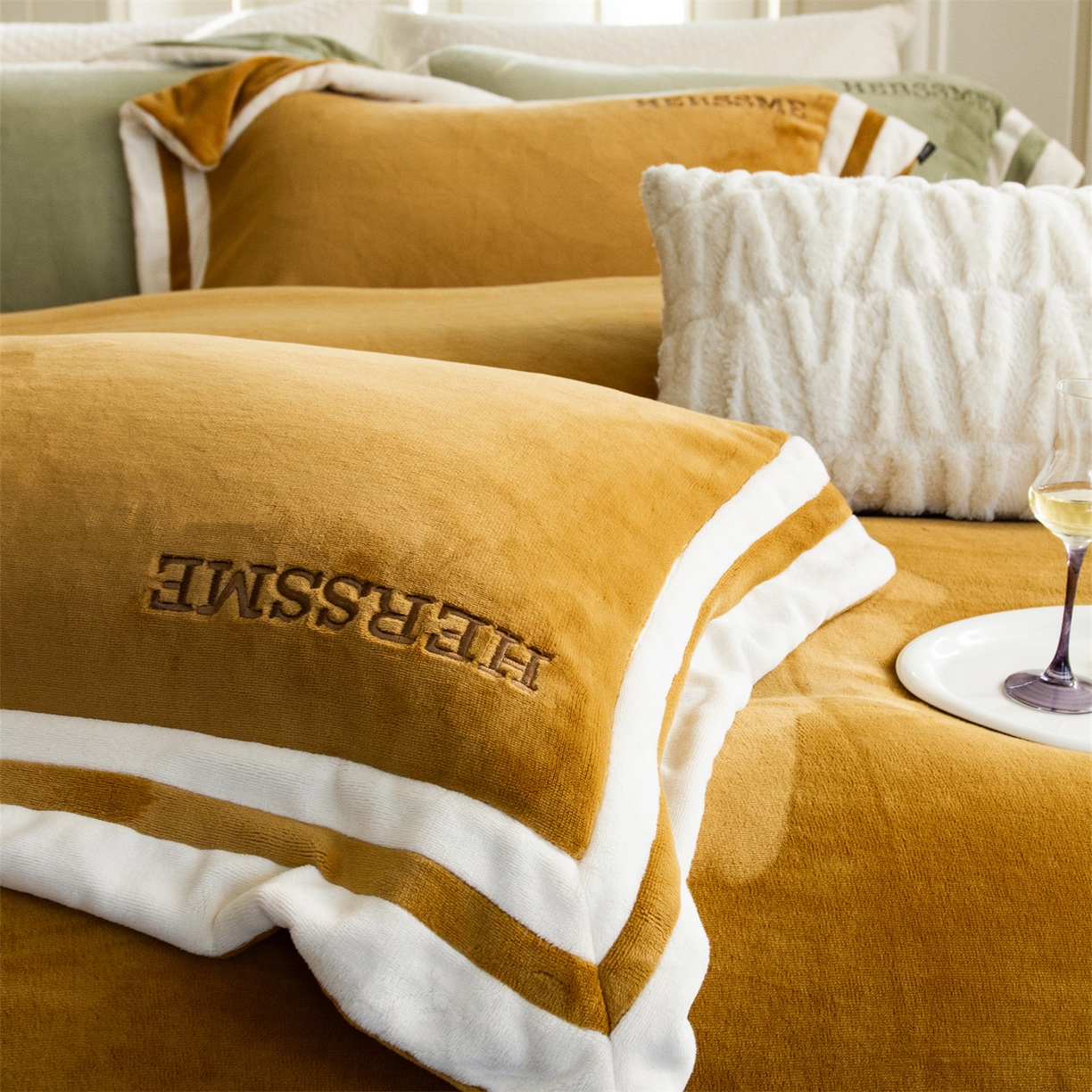 91家纺网 家纺一手货源 找家纺 （总）馨蕊 2025新款秋冬轻奢煦暖绒牛奶绒四件套系列-绒巴黎 会员-10【券后控价358/378】