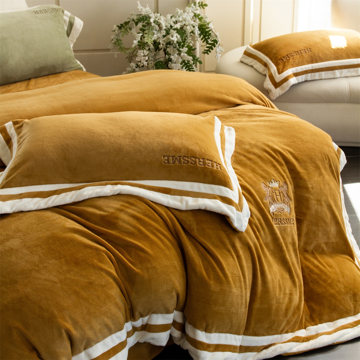 91家纺网 家纺一手货源 找家纺 （总）馨蕊 2025新款秋冬轻奢煦暖绒牛奶绒四件套系列-绒巴黎 会员-10【券后控价358/378】