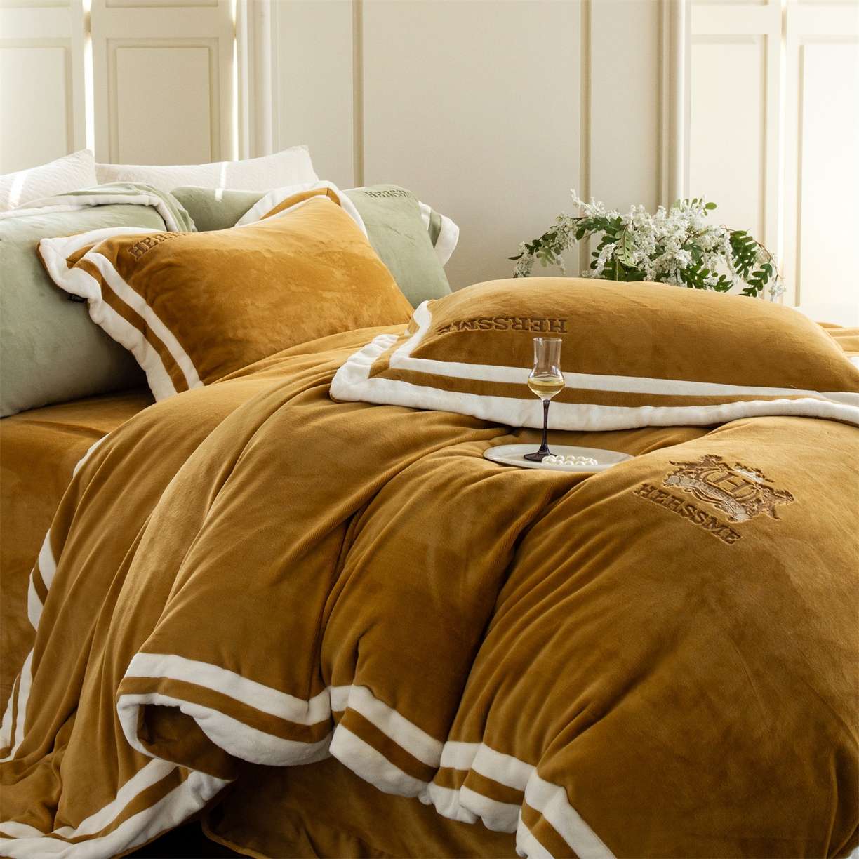 91家纺网 家纺一手货源 找家纺 （总）馨蕊 2025新款秋冬轻奢煦暖绒牛奶绒四件套系列-绒巴黎 会员-10【券后控价358/378】