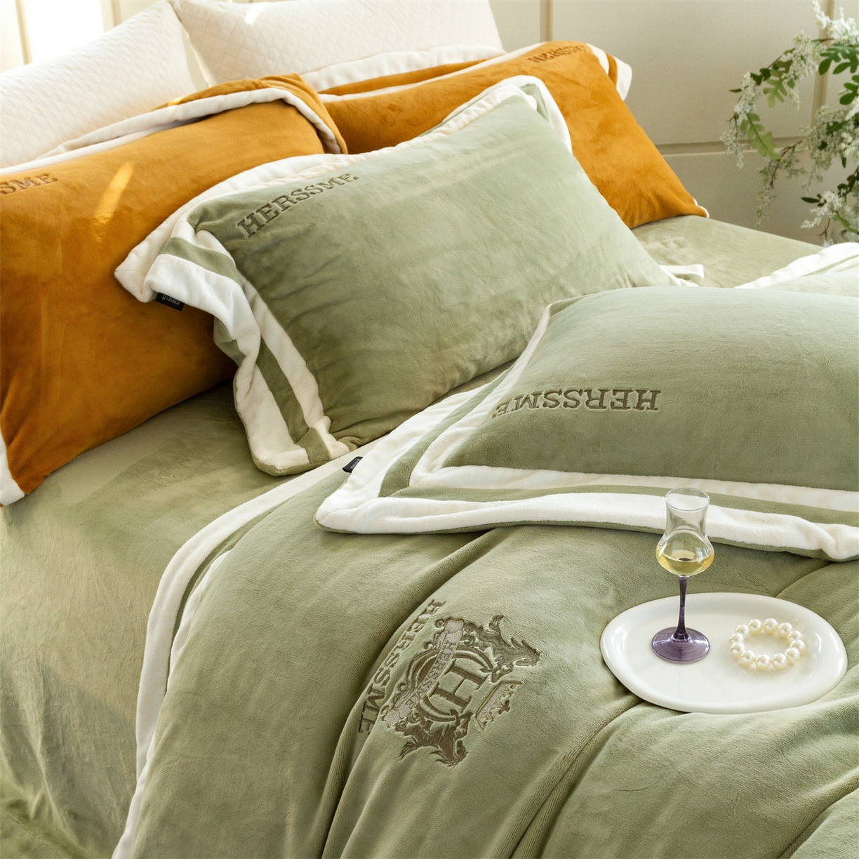 91家纺网 家纺一手货源 找家纺 馨蕊 2025新款秋冬轻奢煦暖绒牛奶绒四件套系列-绒巴黎 会员-10【券后控价358/378】 绒巴黎-灰湖绿