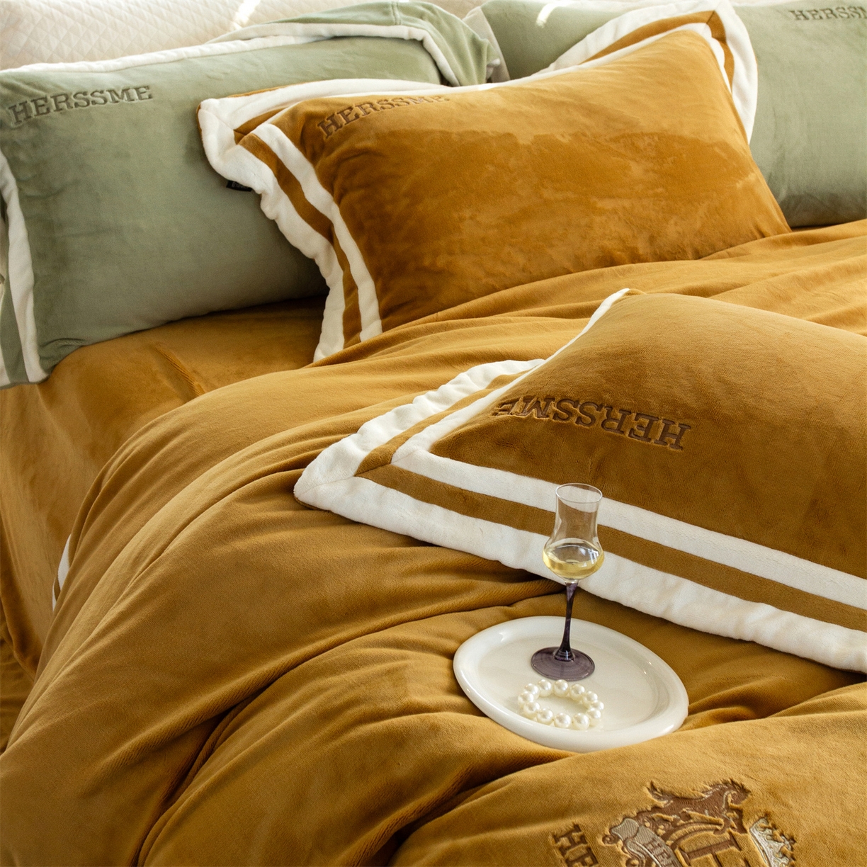 91家纺网 家纺一手货源 找家纺 馨蕊 2025新款秋冬轻奢煦暖绒牛奶绒四件套系列-绒巴黎 会员-10【券后控价358/378】 绒巴黎-橙