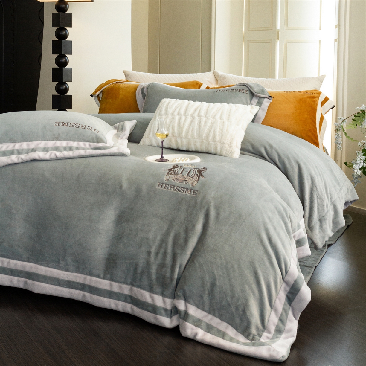 91家纺网 家纺一手货源 找家纺 馨蕊 2025新款秋冬轻奢煦暖绒牛奶绒四件套系列-绒巴黎 会员-10【券后控价358/378】 绒巴黎-高级灰