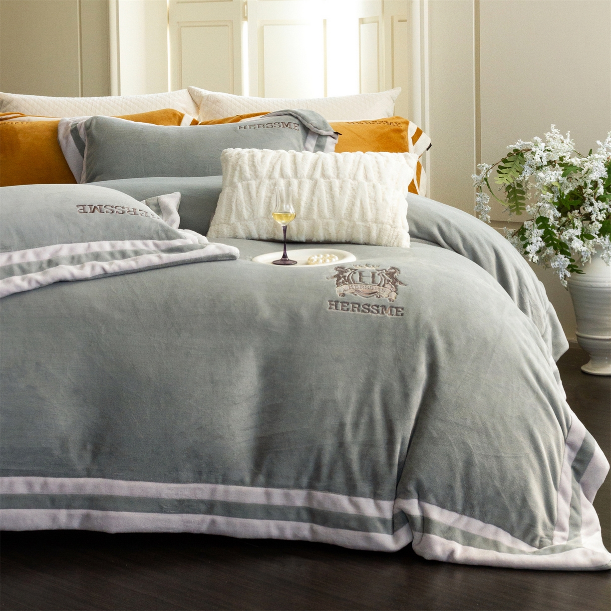 91家纺网 家纺一手货源 找家纺 馨蕊 2025新款秋冬轻奢煦暖绒牛奶绒四件套系列-绒巴黎 会员-10【券后控价358/378】 绒巴黎-高级灰