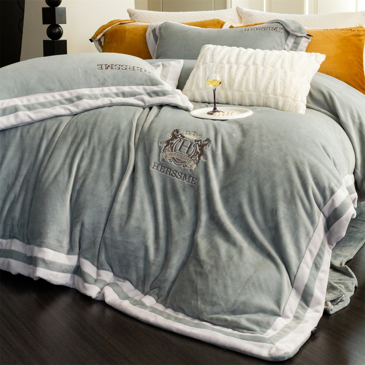 91家纺网 家纺一手货源 找家纺 馨蕊 2025新款秋冬轻奢煦暖绒牛奶绒四件套系列-绒巴黎 会员-10【券后控价358/378】 绒巴黎-高级灰