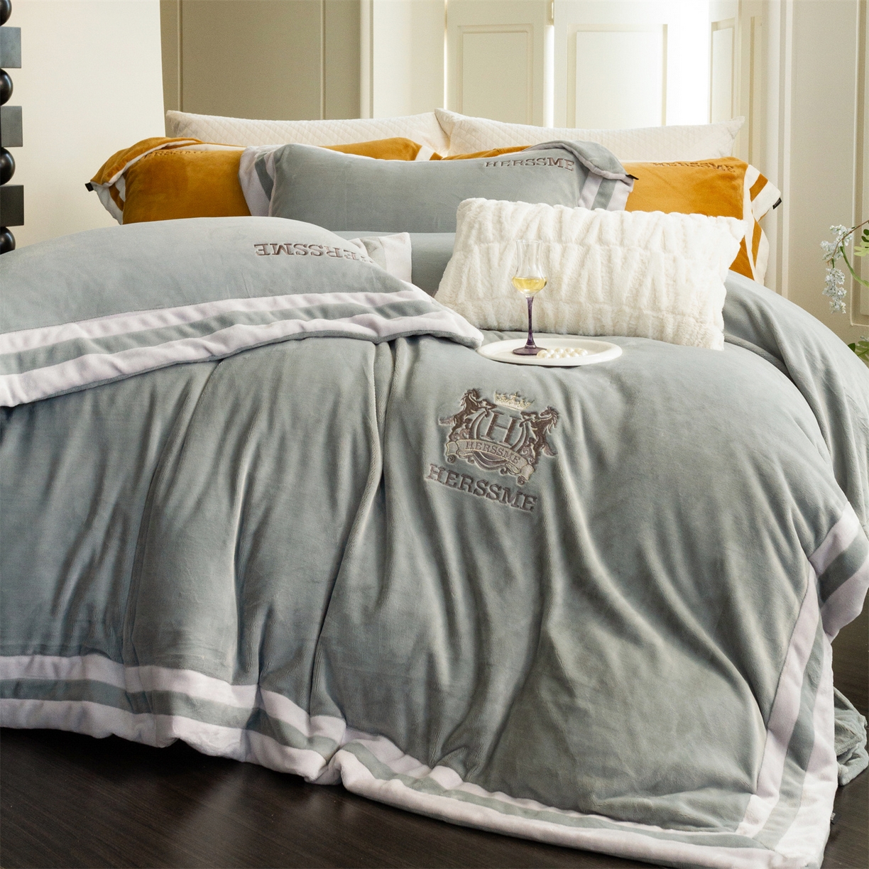 91家纺网 家纺一手货源 找家纺 馨蕊 2025新款秋冬轻奢煦暖绒牛奶绒四件套系列-绒巴黎 会员-10【券后控价358/378】 绒巴黎-高级灰