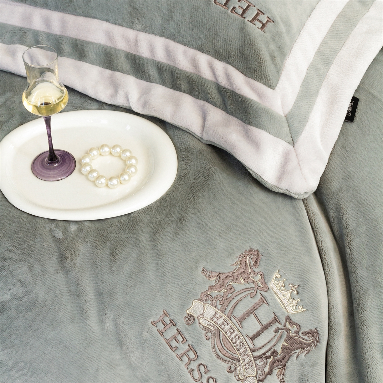 91家纺网 家纺一手货源 找家纺 馨蕊 2025新款秋冬轻奢煦暖绒牛奶绒四件套系列-绒巴黎 会员-10【券后控价358/378】 绒巴黎-高级灰