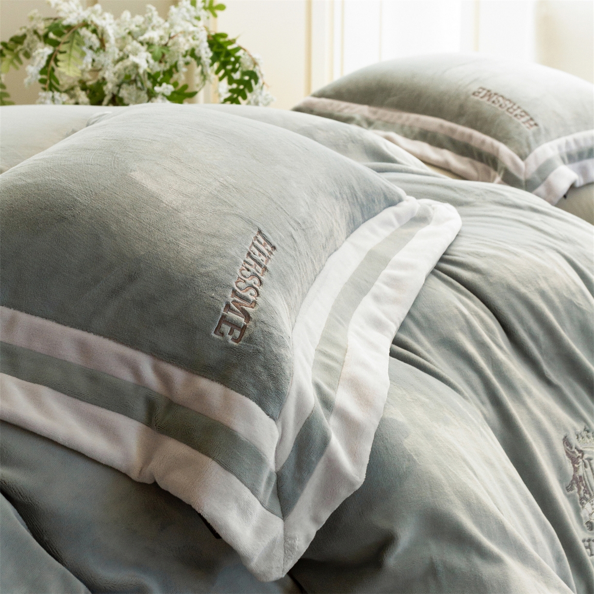 91家纺网 家纺一手货源 找家纺 馨蕊 2025新款秋冬轻奢煦暖绒牛奶绒四件套系列-绒巴黎 会员-10【券后控价358/378】 绒巴黎-高级灰