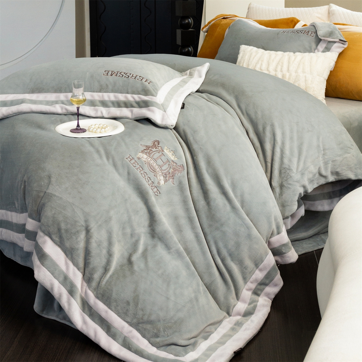 91家纺网 家纺一手货源 找家纺 馨蕊 2025新款秋冬轻奢煦暖绒牛奶绒四件套系列-绒巴黎 会员-10【券后控价358/378】 绒巴黎-高级灰