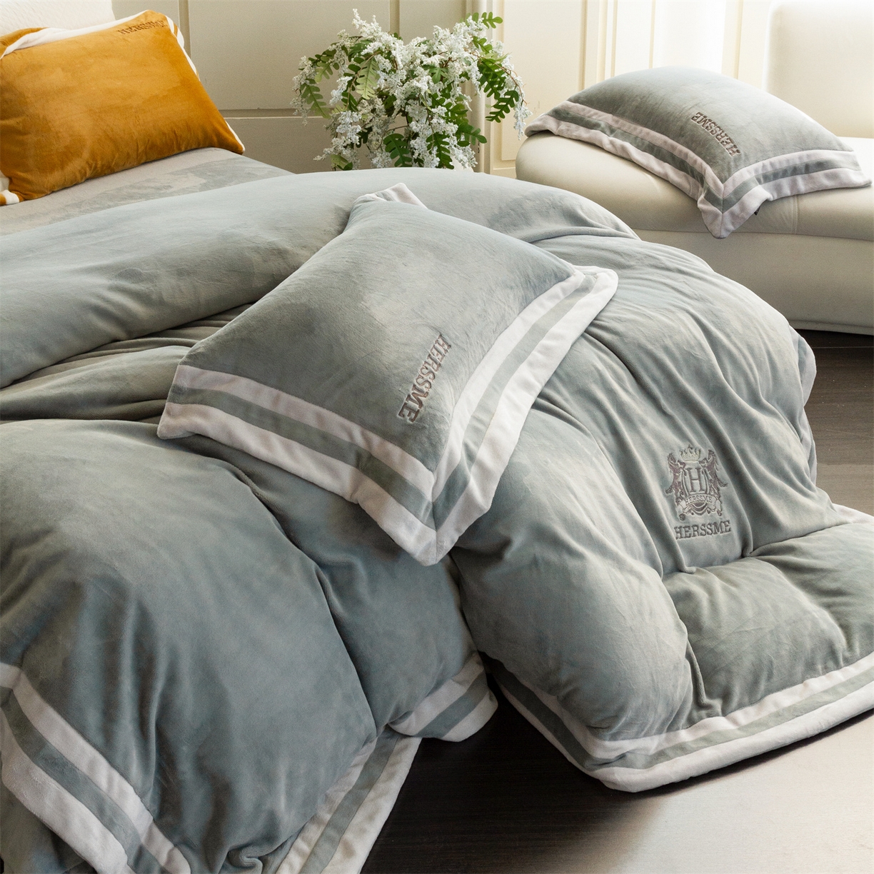 91家纺网 家纺一手货源 找家纺 馨蕊 2025新款秋冬轻奢煦暖绒牛奶绒四件套系列-绒巴黎 会员-10【券后控价358/378】 绒巴黎-高级灰