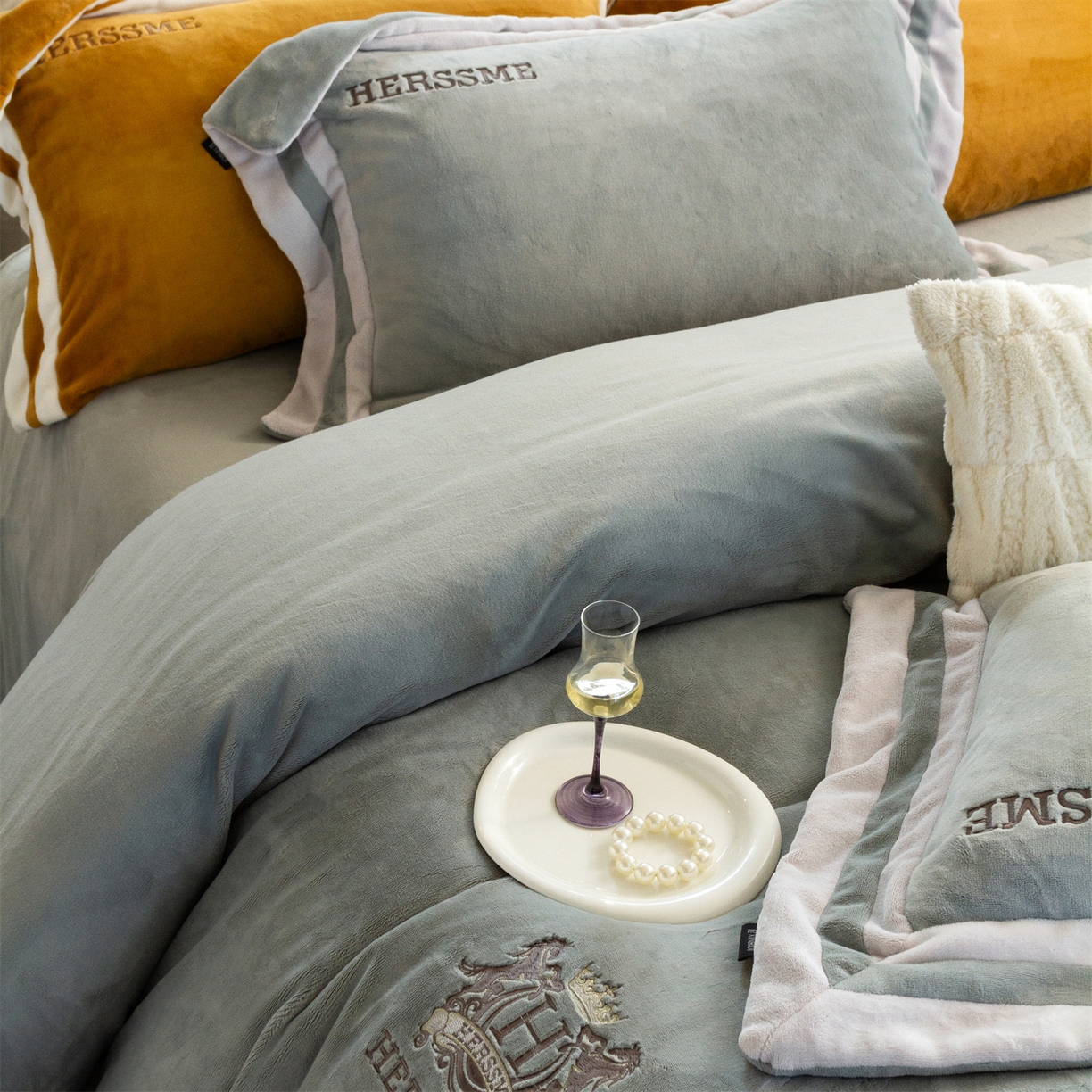 91家纺网 家纺一手货源 找家纺 馨蕊 2025新款秋冬轻奢煦暖绒牛奶绒四件套系列-绒巴黎 会员-10【券后控价358/378】 绒巴黎-高级灰