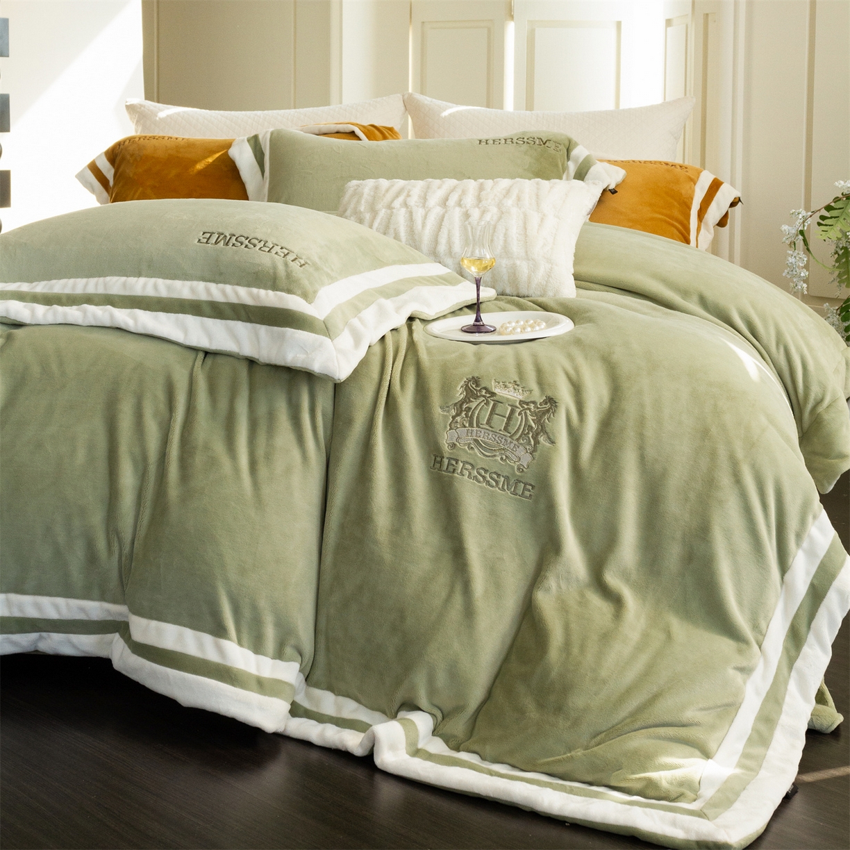 91家纺网 家纺一手货源 找家纺 馨蕊 2025新款秋冬轻奢煦暖绒牛奶绒四件套系列-绒巴黎 会员-10【券后控价358/378】 绒巴黎-灰湖绿