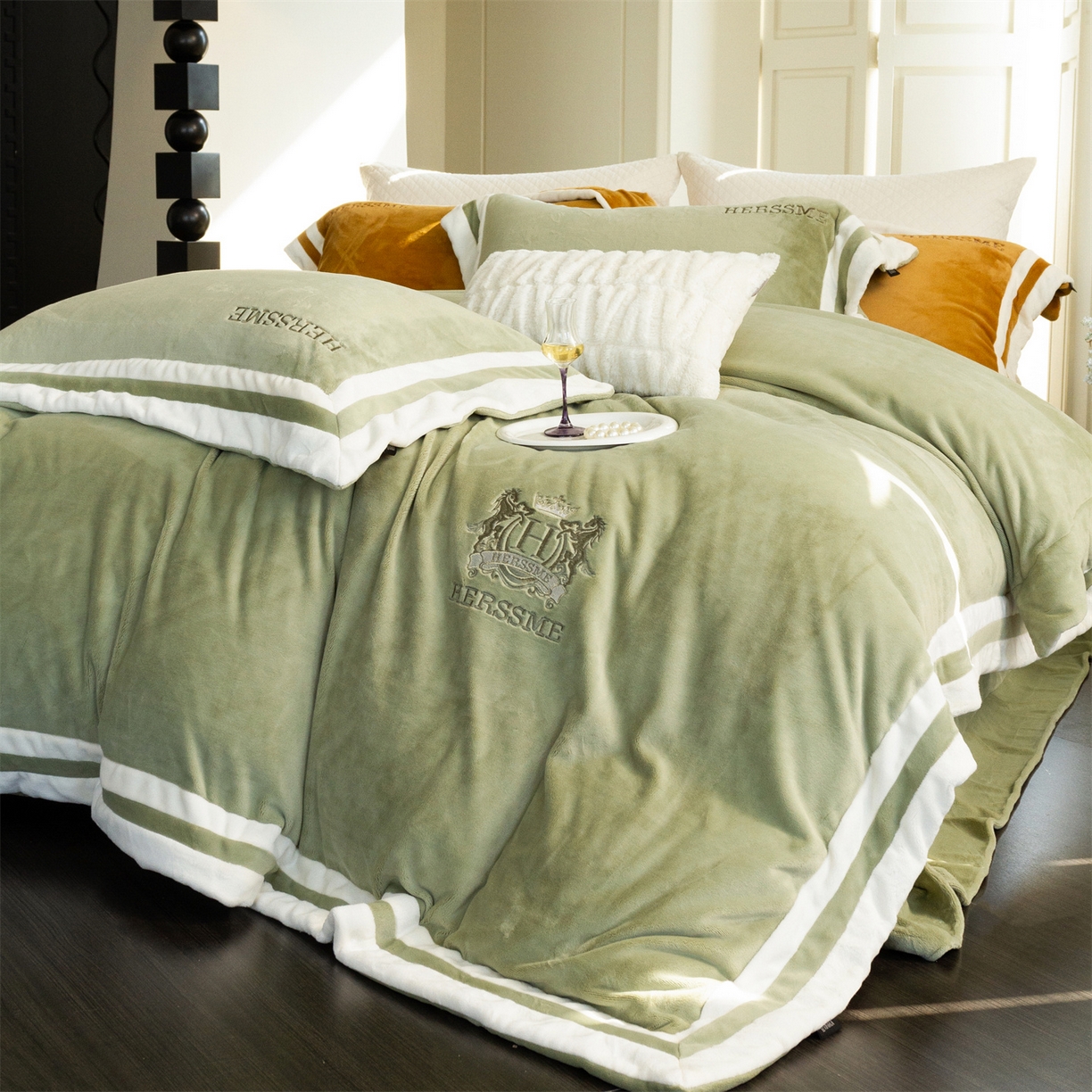 91家纺网 家纺一手货源 找家纺 馨蕊 2025新款秋冬轻奢煦暖绒牛奶绒四件套系列-绒巴黎 会员-10【券后控价358/378】 绒巴黎-灰湖绿