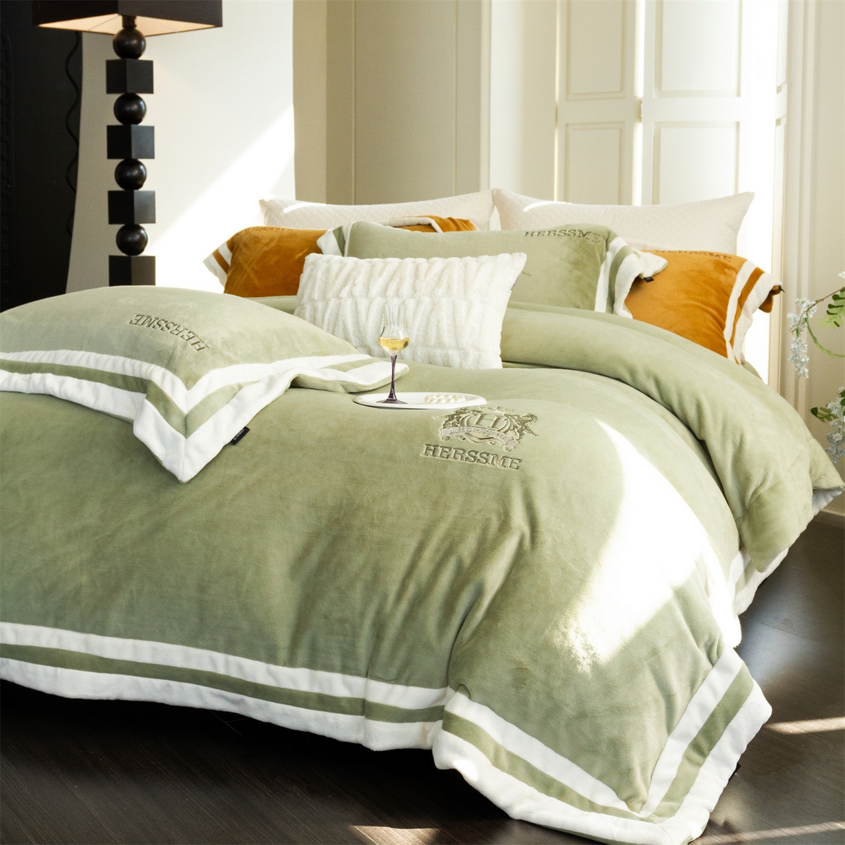 91家纺网 家纺一手货源 找家纺 馨蕊 2025新款秋冬轻奢煦暖绒牛奶绒四件套系列-绒巴黎 会员-10【券后控价358/378】 绒巴黎-灰湖绿