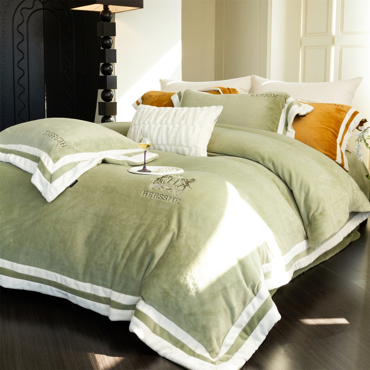 91家纺网 家纺一手货源 找家纺 馨蕊 2025新款秋冬轻奢煦暖绒牛奶绒四件套系列-绒巴黎 会员-10【券后控价358/378】 绒巴黎-灰湖绿