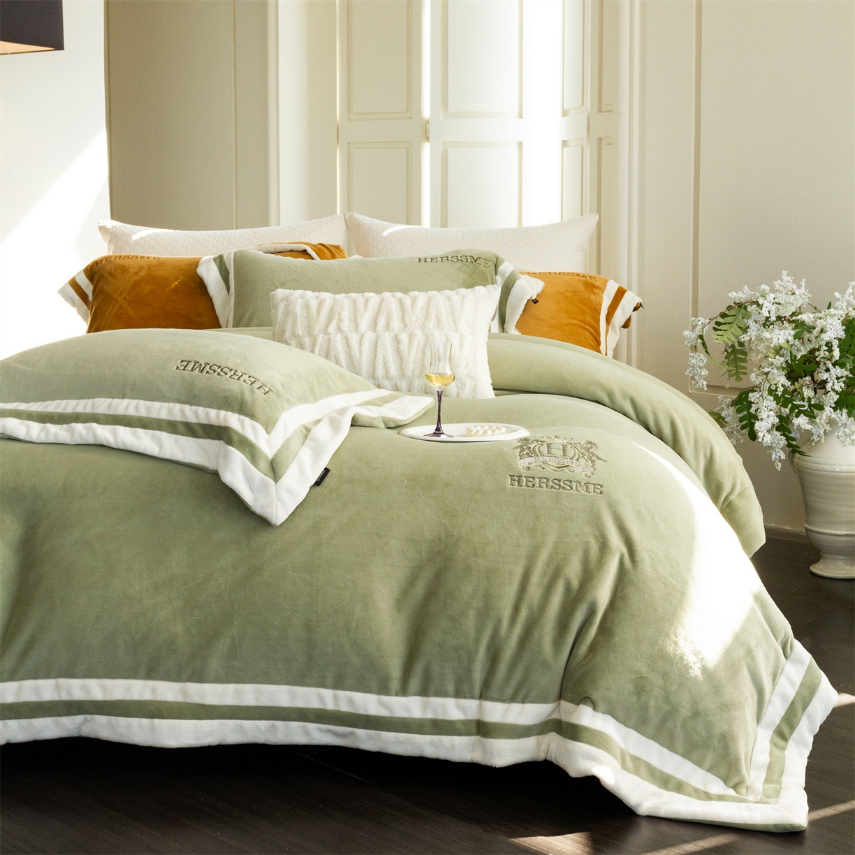 91家纺网 家纺一手货源 找家纺 馨蕊 2025新款秋冬轻奢煦暖绒牛奶绒四件套系列-绒巴黎 会员-10【券后控价358/378】 绒巴黎-灰湖绿