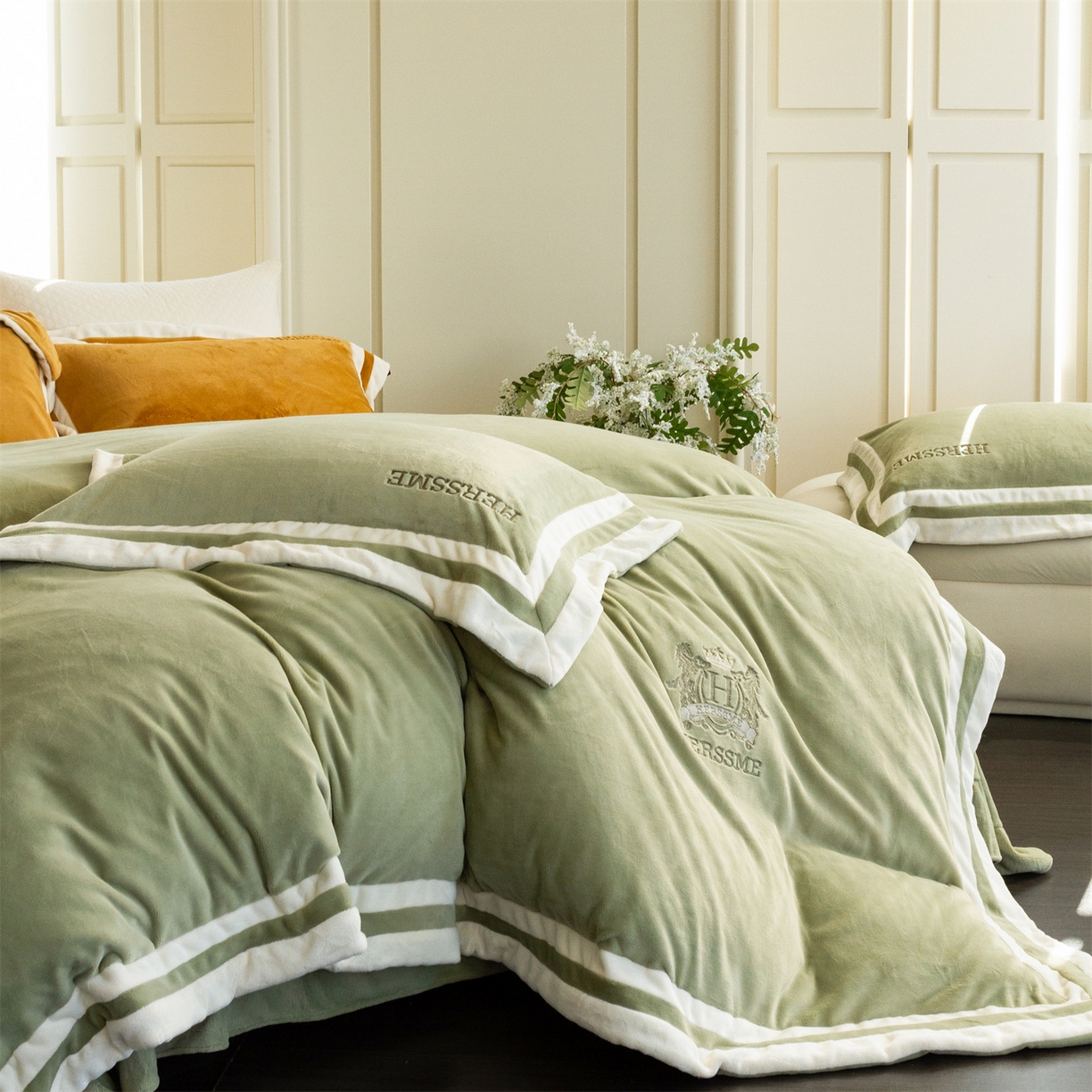 91家纺网 家纺一手货源 找家纺 馨蕊 2025新款秋冬轻奢煦暖绒牛奶绒四件套系列-绒巴黎 会员-10【券后控价358/378】 绒巴黎-灰湖绿