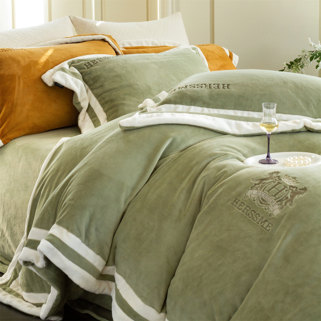 91家纺网 家纺一手货源 找家纺 馨蕊 2025新款秋冬轻奢煦暖绒牛奶绒四件套系列-绒巴黎 会员-10【券后控价358/378】 绒巴黎-灰湖绿