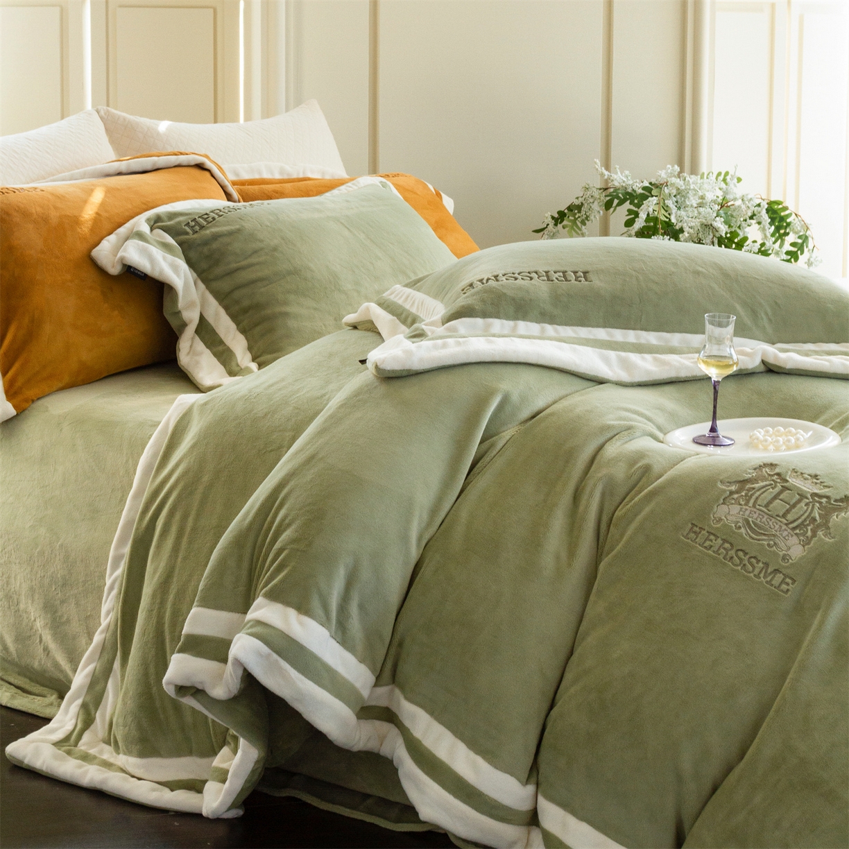 91家纺网 家纺一手货源 找家纺 馨蕊 2025新款秋冬轻奢煦暖绒牛奶绒四件套系列-绒巴黎 会员-10【券后控价358/378】 绒巴黎-灰湖绿