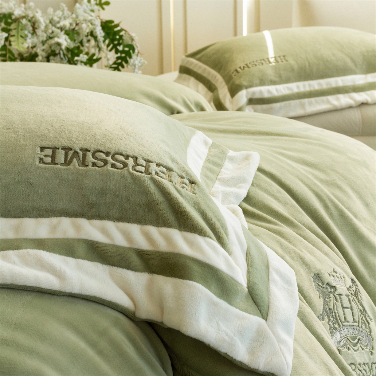 91家纺网 家纺一手货源 找家纺 馨蕊 2025新款秋冬轻奢煦暖绒牛奶绒四件套系列-绒巴黎 会员-10【券后控价358/378】 绒巴黎-灰湖绿