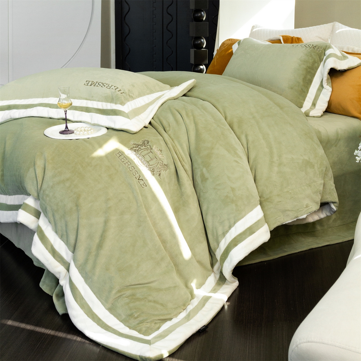 91家纺网 家纺一手货源 找家纺 馨蕊 2025新款秋冬轻奢煦暖绒牛奶绒四件套系列-绒巴黎 会员-10【券后控价358/378】 绒巴黎-灰湖绿