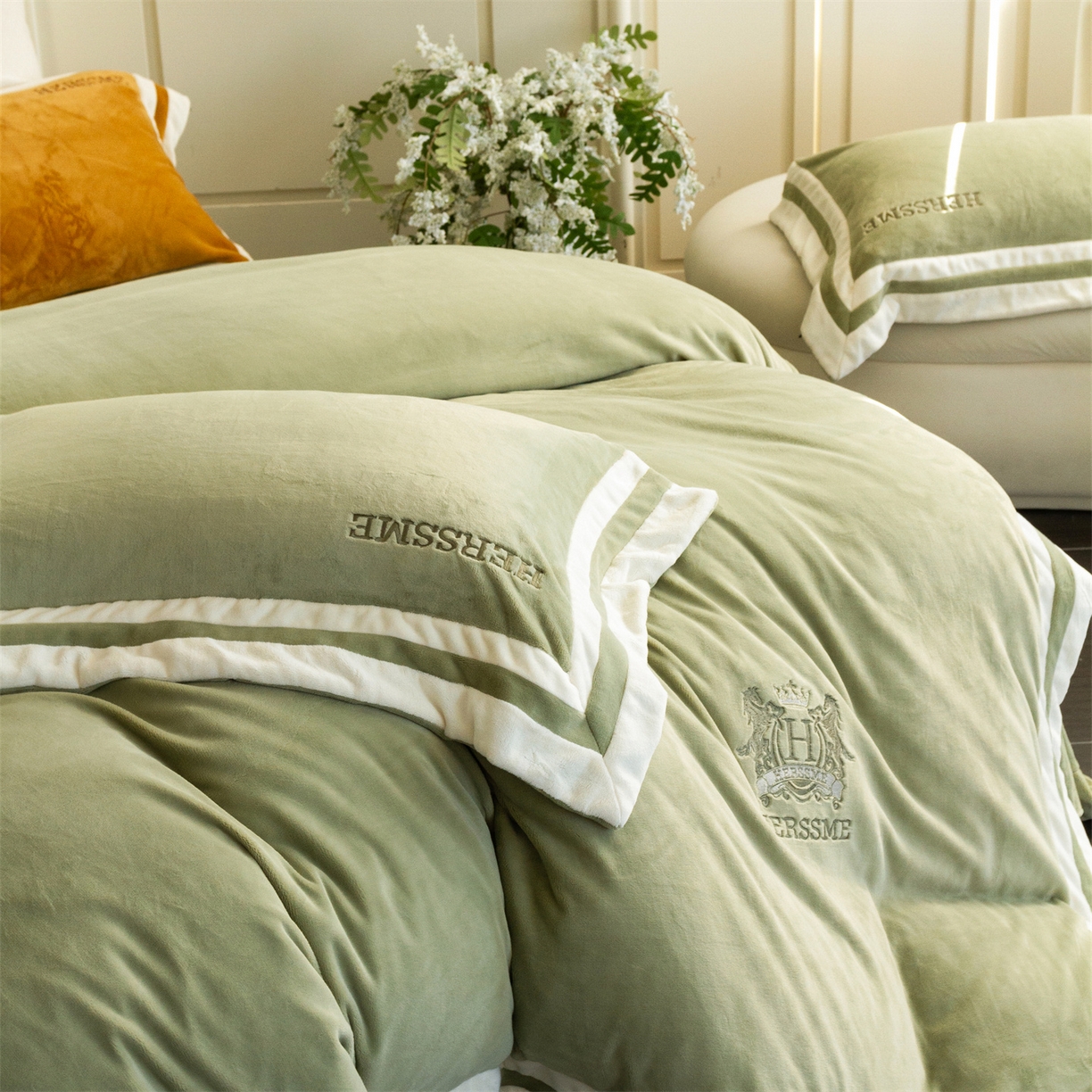 91家纺网 家纺一手货源 找家纺 馨蕊 2025新款秋冬轻奢煦暖绒牛奶绒四件套系列-绒巴黎 会员-10【券后控价358/378】 绒巴黎-灰湖绿