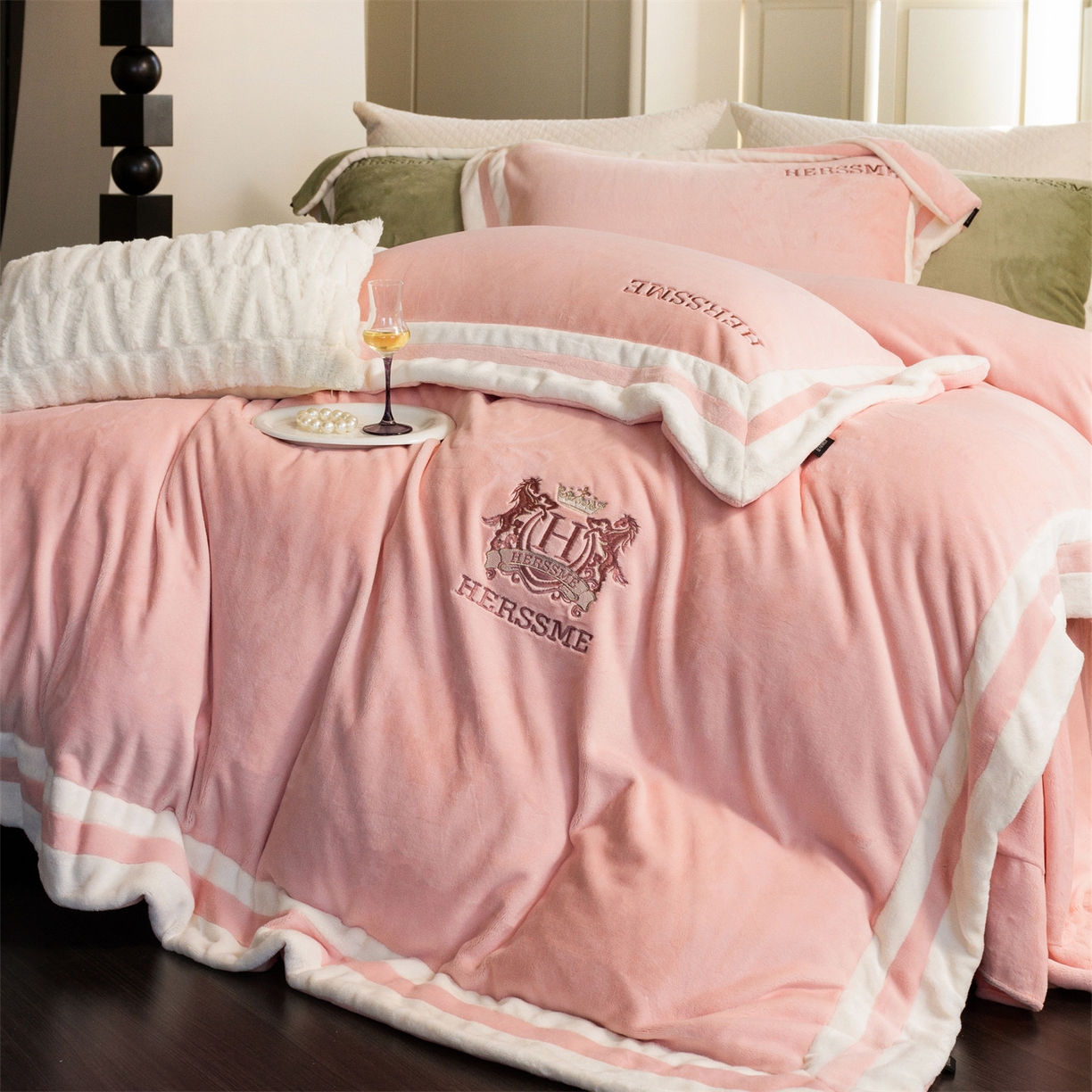 91家纺网 家纺一手货源 找家纺 馨蕊 2025新款秋冬轻奢煦暖绒牛奶绒四件套系列-绒巴黎 会员-10【券后控价358/378】 绒巴黎-蔷薇粉