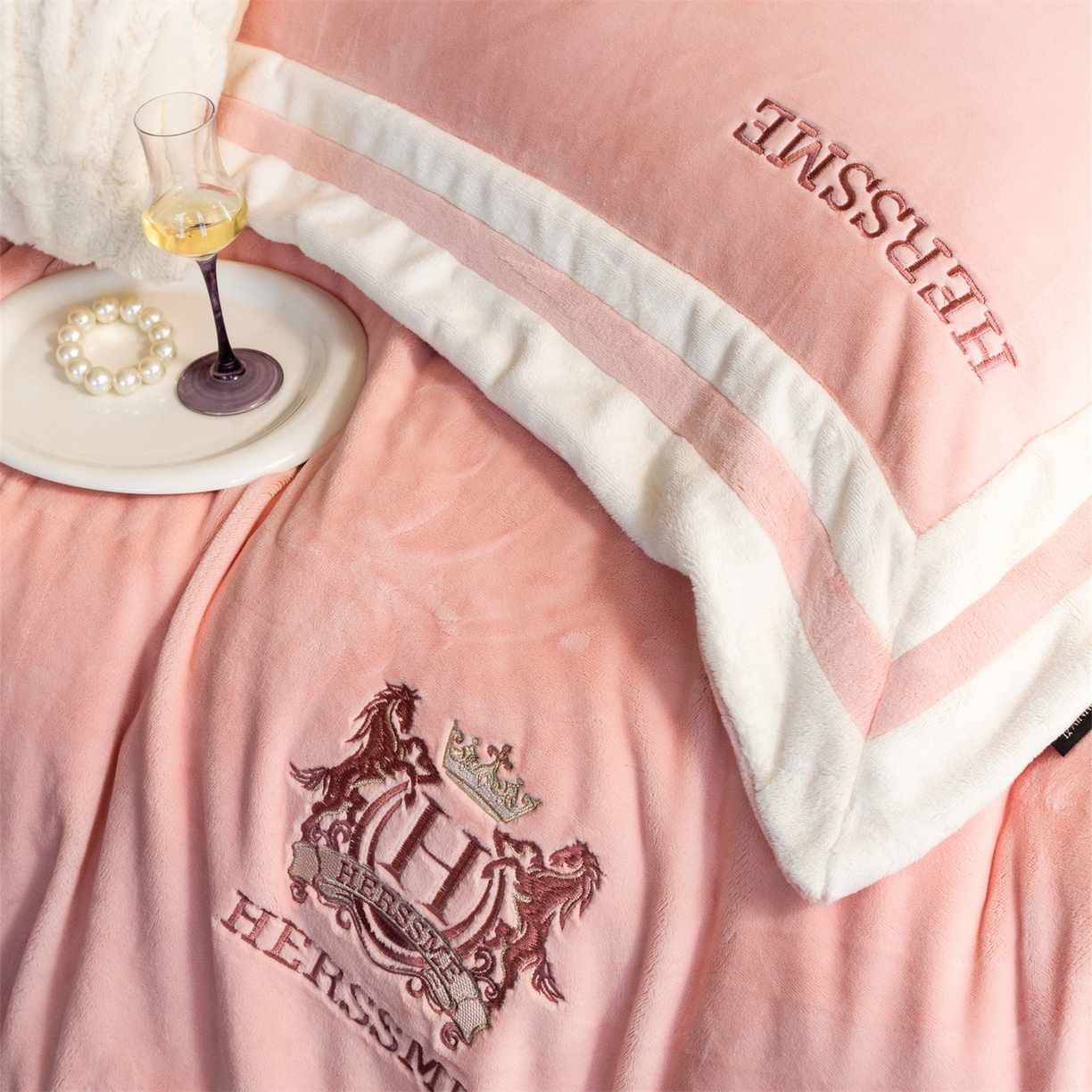 91家纺网 家纺一手货源 找家纺 馨蕊 2025新款秋冬轻奢煦暖绒牛奶绒四件套系列-绒巴黎 会员-10【券后控价358/378】 绒巴黎-蔷薇粉