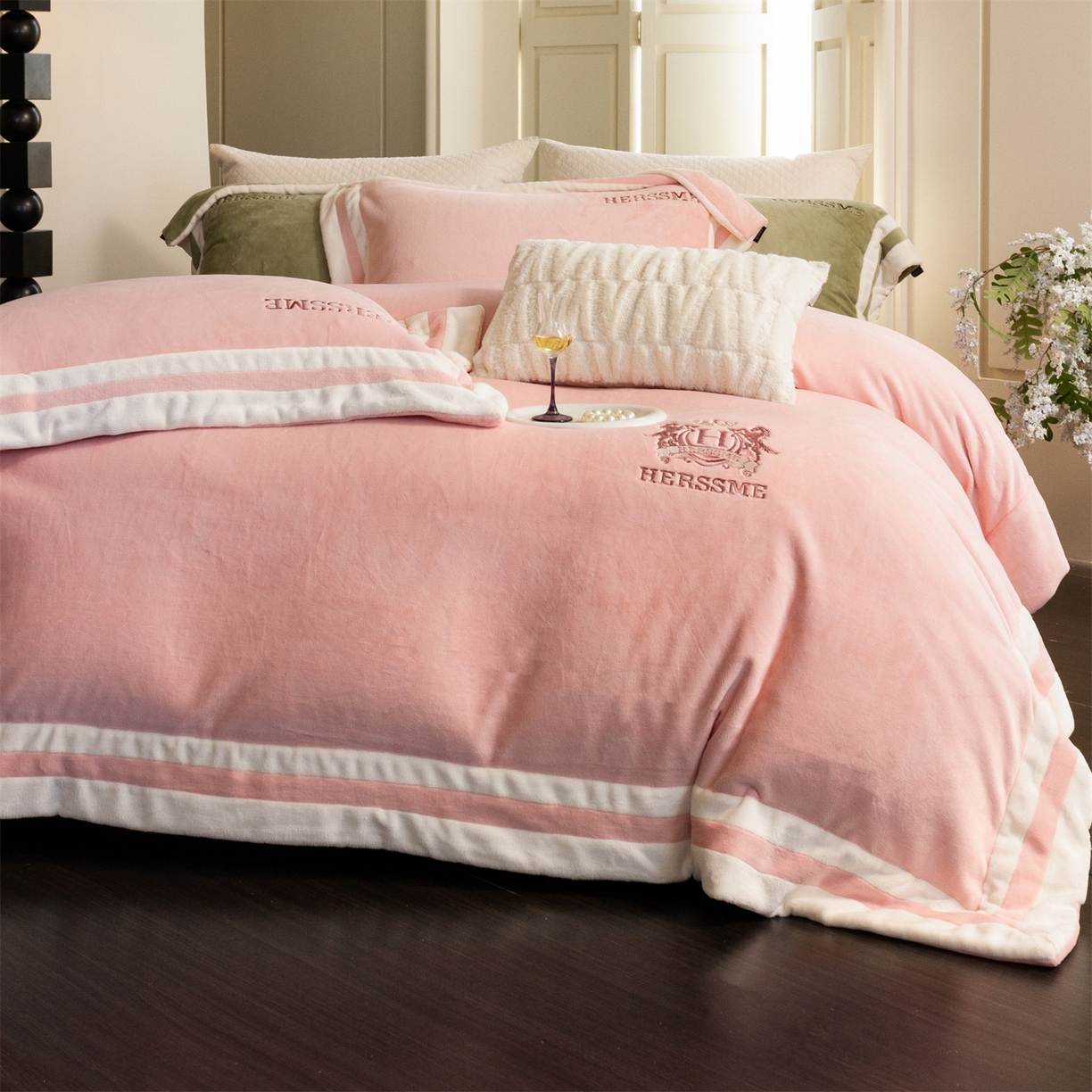 91家纺网 家纺一手货源 找家纺 馨蕊 2025新款秋冬轻奢煦暖绒牛奶绒四件套系列-绒巴黎 会员-10【券后控价358/378】 绒巴黎-蔷薇粉