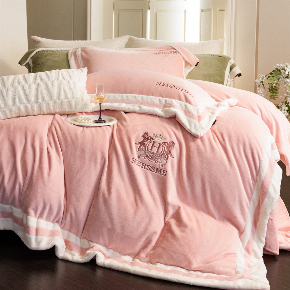 91家纺网 家纺一手货源 找家纺 馨蕊 2025新款秋冬轻奢煦暖绒牛奶绒四件套系列-绒巴黎 会员-10【券后控价358/378】 绒巴黎-蔷薇粉