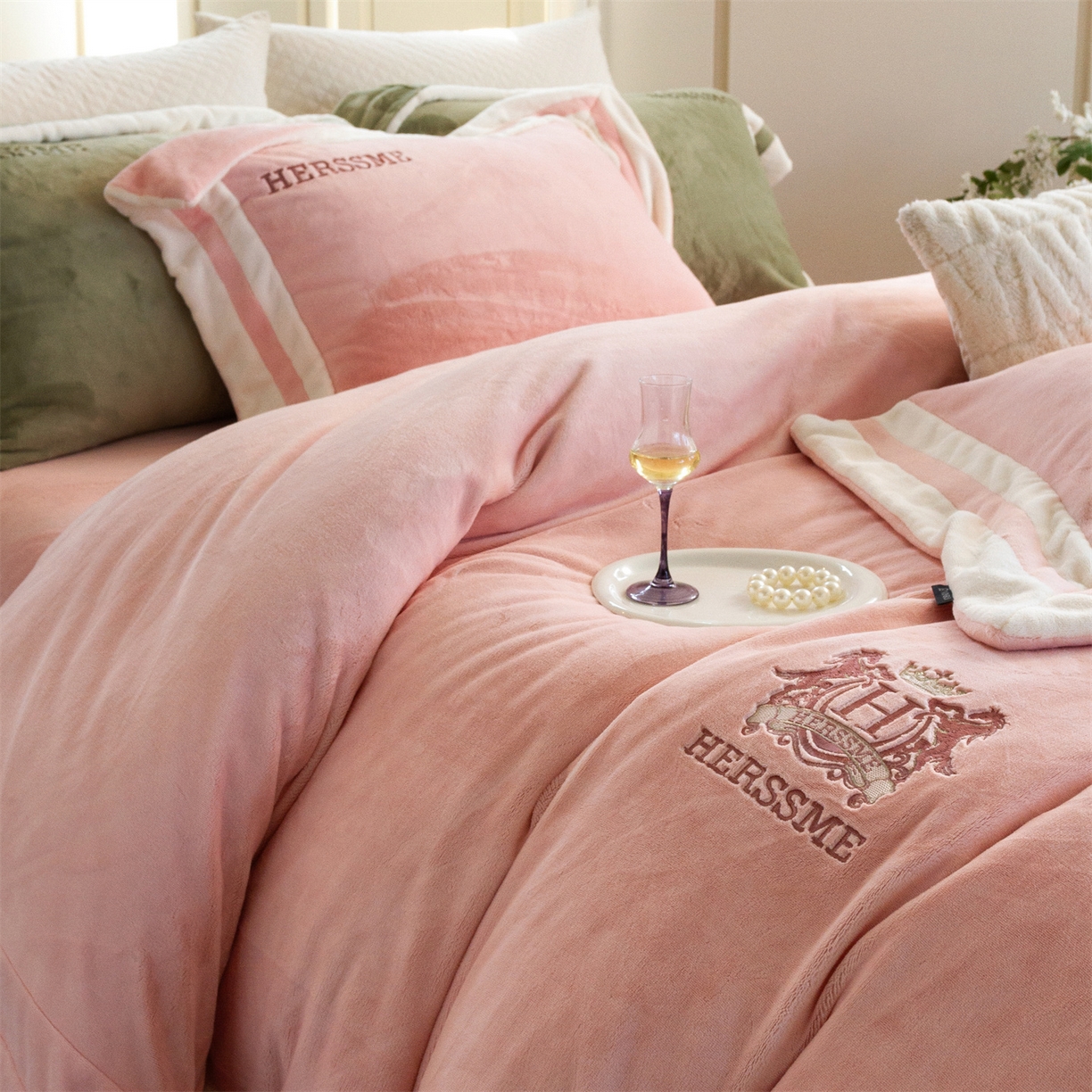 91家纺网 家纺一手货源 找家纺 馨蕊 2025新款秋冬轻奢煦暖绒牛奶绒四件套系列-绒巴黎 会员-10【券后控价358/378】 绒巴黎-蔷薇粉