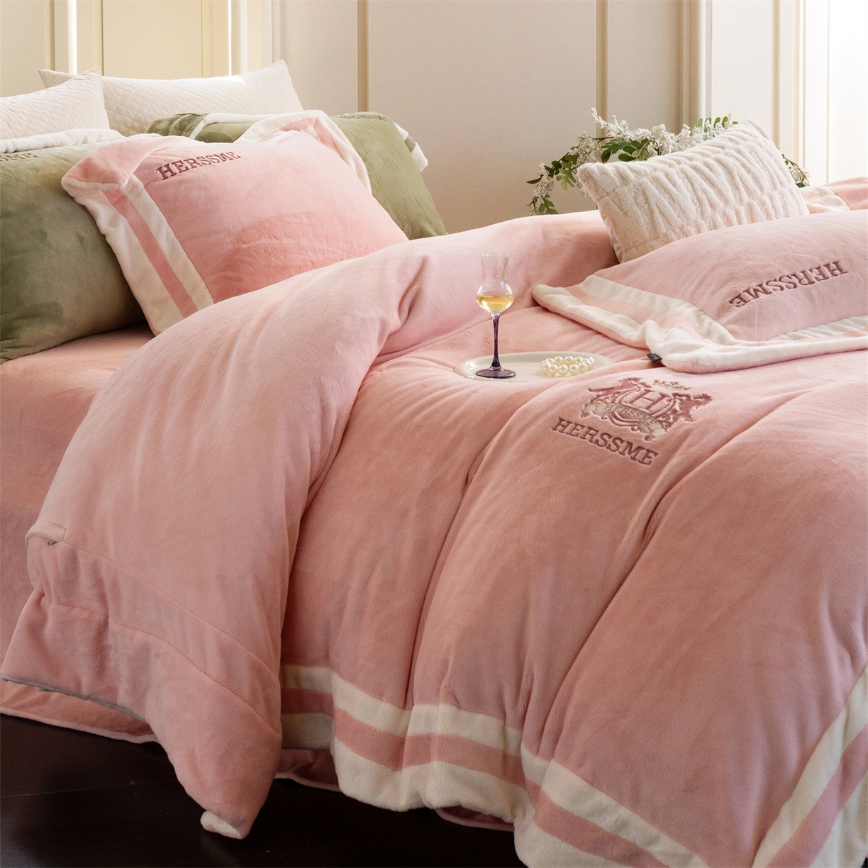 91家纺网 家纺一手货源 找家纺 馨蕊 2025新款秋冬轻奢煦暖绒牛奶绒四件套系列-绒巴黎 会员-10【券后控价358/378】 绒巴黎-蔷薇粉