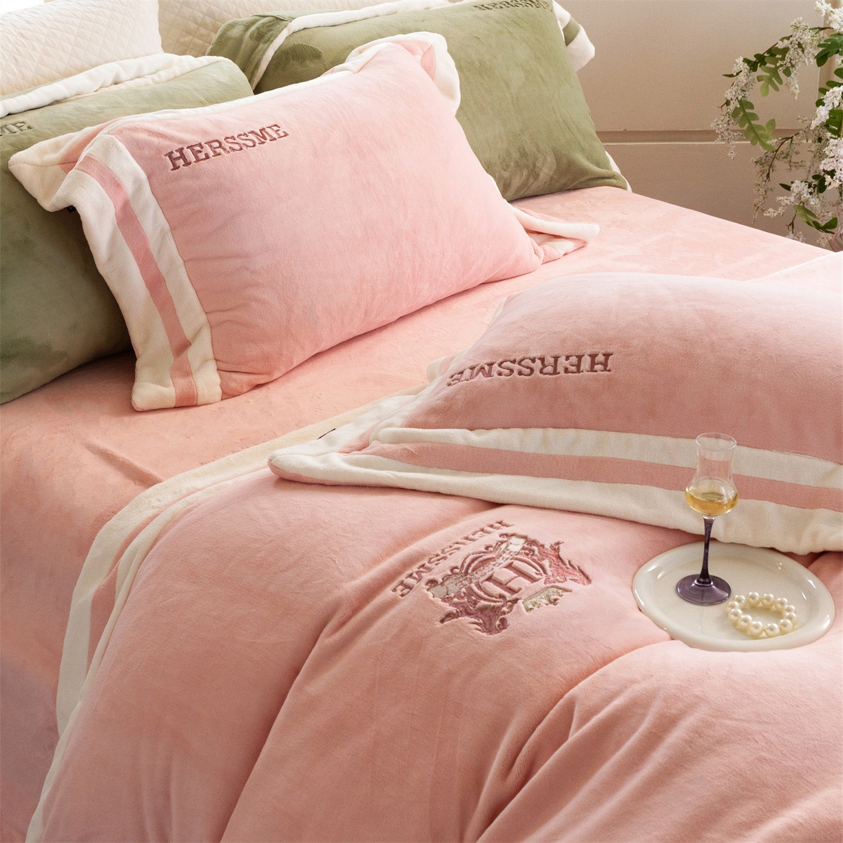 91家纺网 家纺一手货源 找家纺 馨蕊 2025新款秋冬轻奢煦暖绒牛奶绒四件套系列-绒巴黎 会员-10【券后控价358/378】 绒巴黎-蔷薇粉