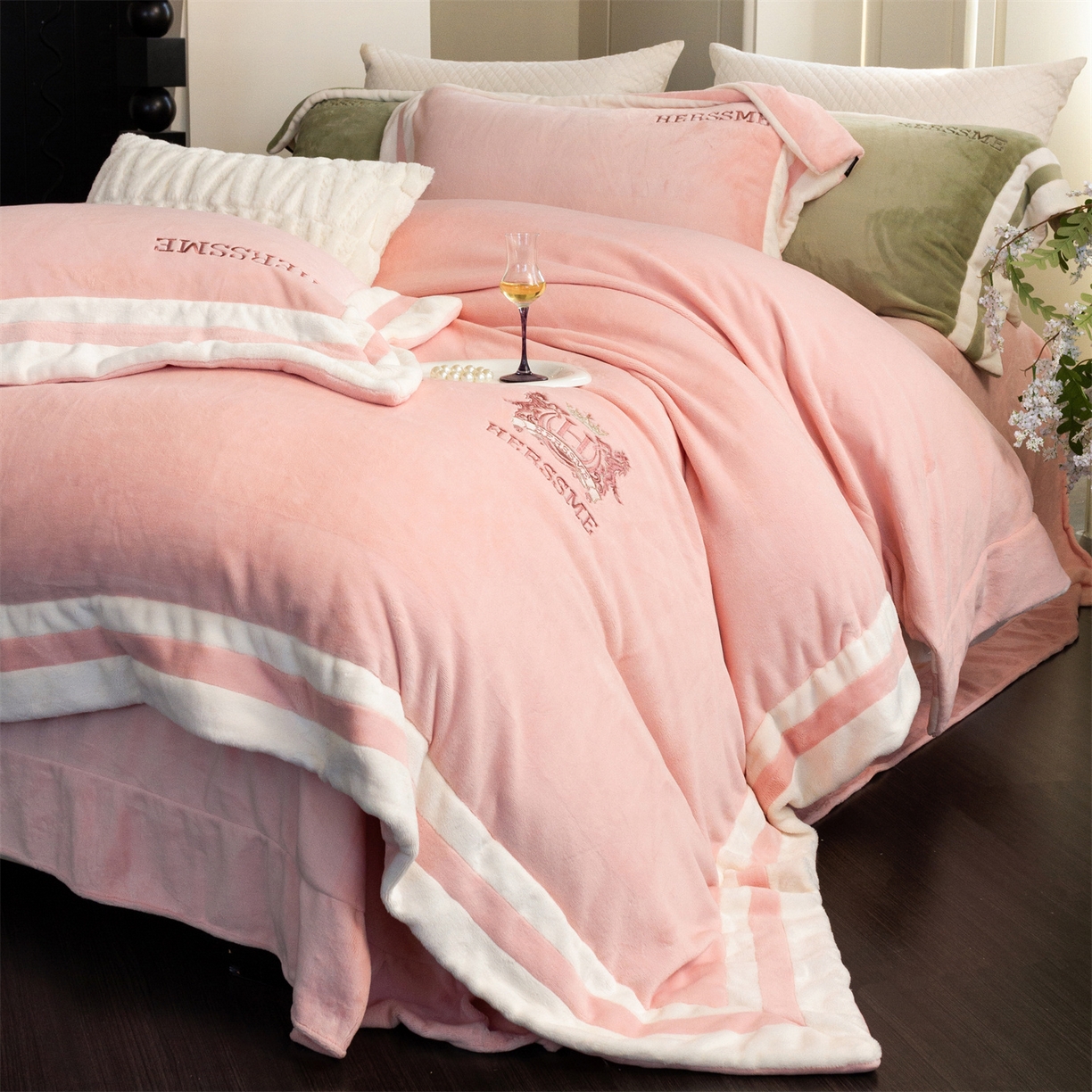 91家纺网 家纺一手货源 找家纺 馨蕊 2025新款秋冬轻奢煦暖绒牛奶绒四件套系列-绒巴黎 会员-10【券后控价358/378】 绒巴黎-蔷薇粉