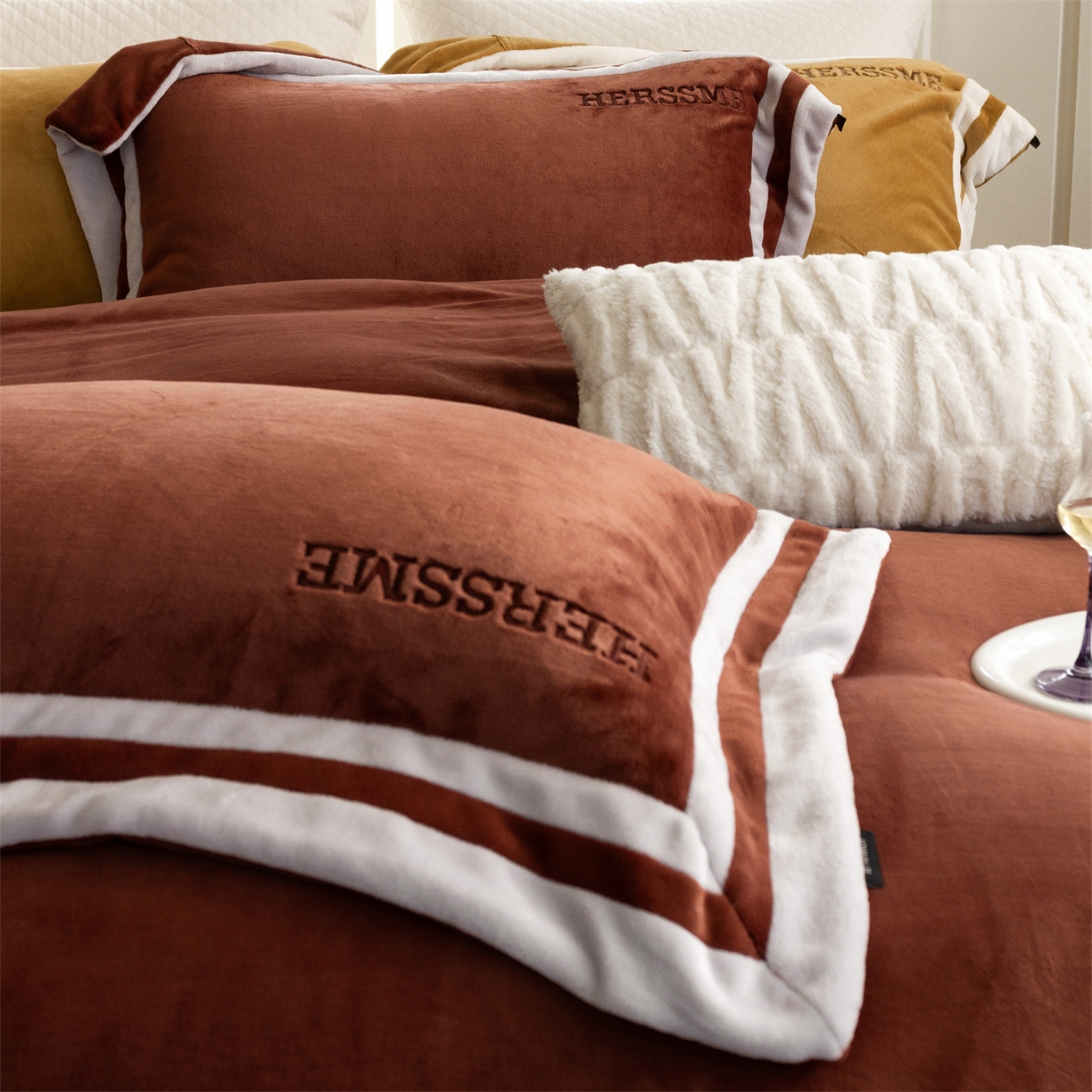 91家纺网 家纺一手货源 找家纺 馨蕊 2025新款秋冬轻奢煦暖绒牛奶绒四件套系列-绒巴黎 会员-10【券后控价358/378】 绒巴黎-紫纱