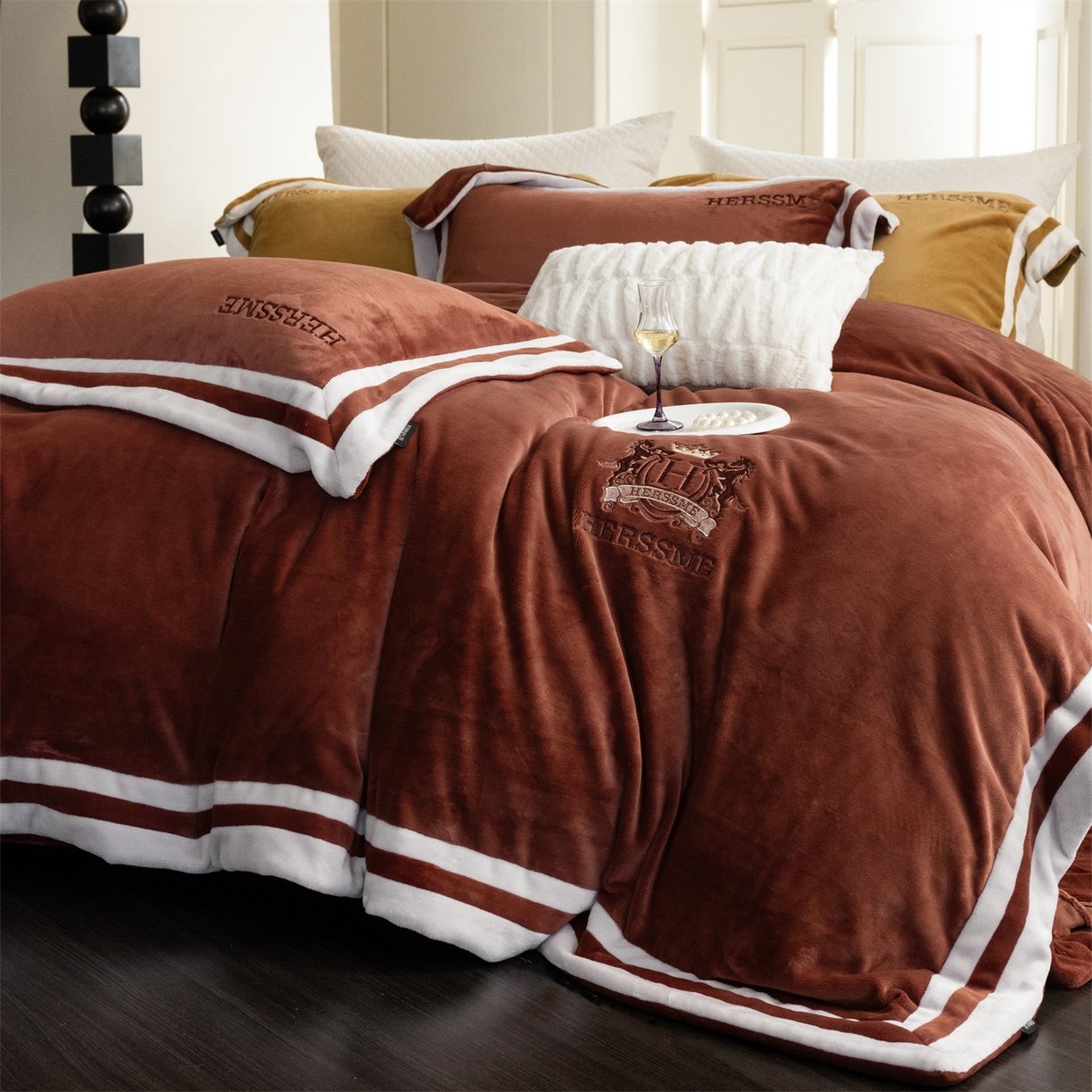 91家纺网 家纺一手货源 找家纺 馨蕊 2025新款秋冬轻奢煦暖绒牛奶绒四件套系列-绒巴黎 会员-10【券后控价358/378】 绒巴黎-紫纱