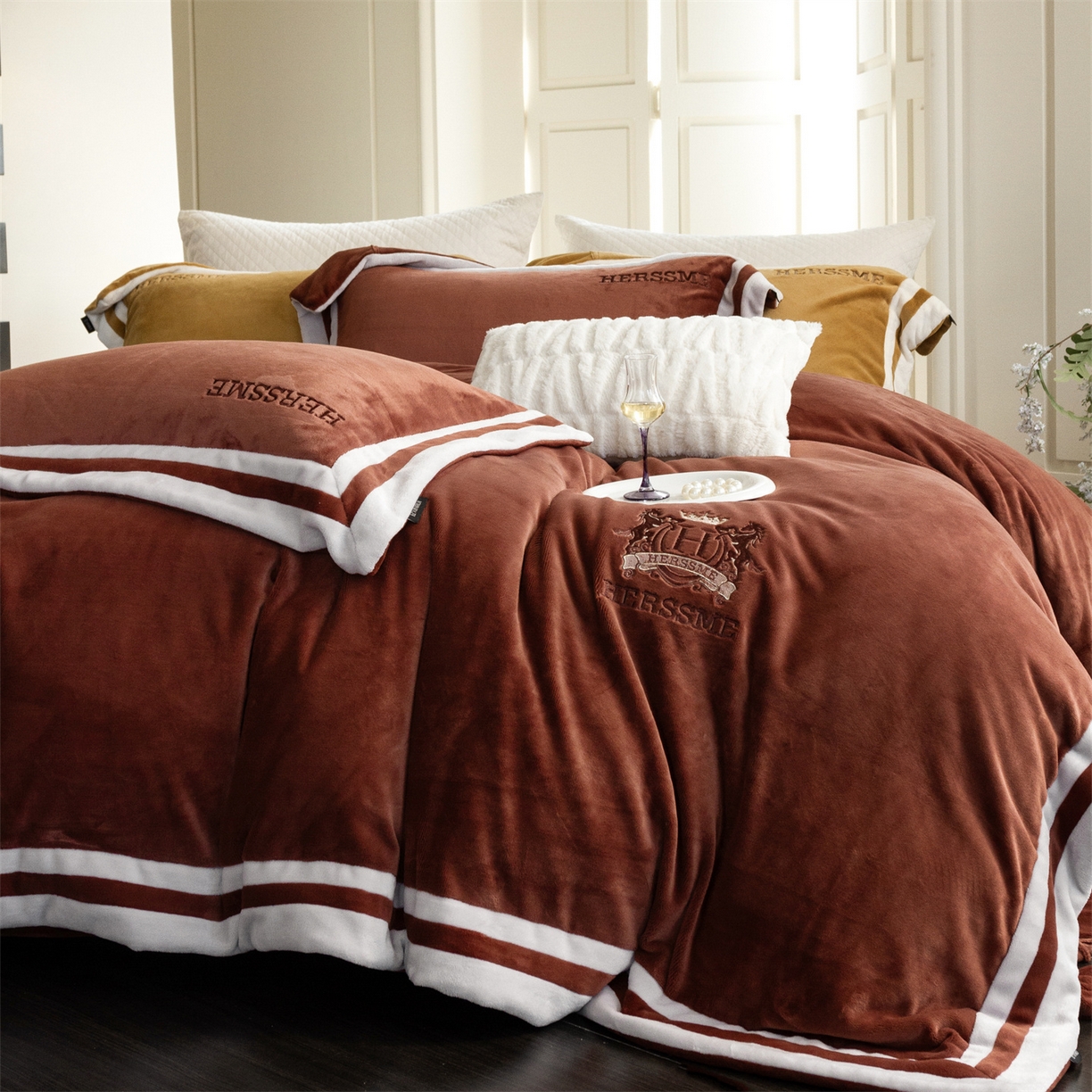 91家纺网 家纺一手货源 找家纺 馨蕊 2025新款秋冬轻奢煦暖绒牛奶绒四件套系列-绒巴黎 会员-10【券后控价358/378】 绒巴黎-紫纱