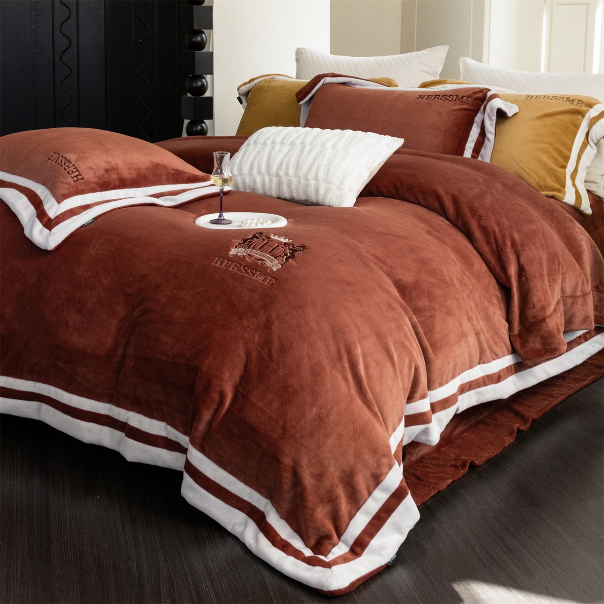 91家纺网 家纺一手货源 找家纺 馨蕊 2025新款秋冬轻奢煦暖绒牛奶绒四件套系列-绒巴黎 会员-10【券后控价358/378】 绒巴黎-紫纱