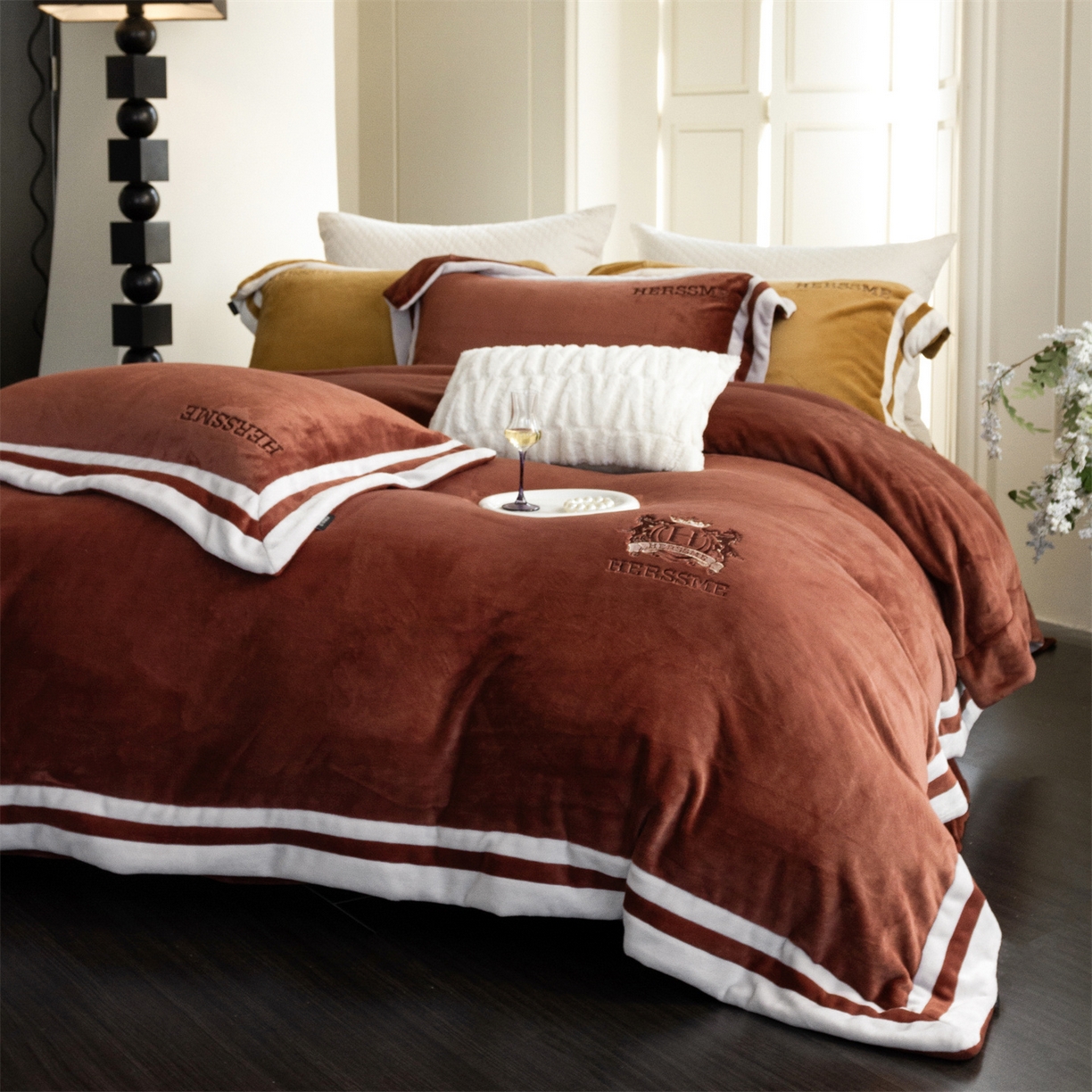 91家纺网 家纺一手货源 找家纺 馨蕊 2025新款秋冬轻奢煦暖绒牛奶绒四件套系列-绒巴黎 会员-10【券后控价358/378】 绒巴黎-紫纱