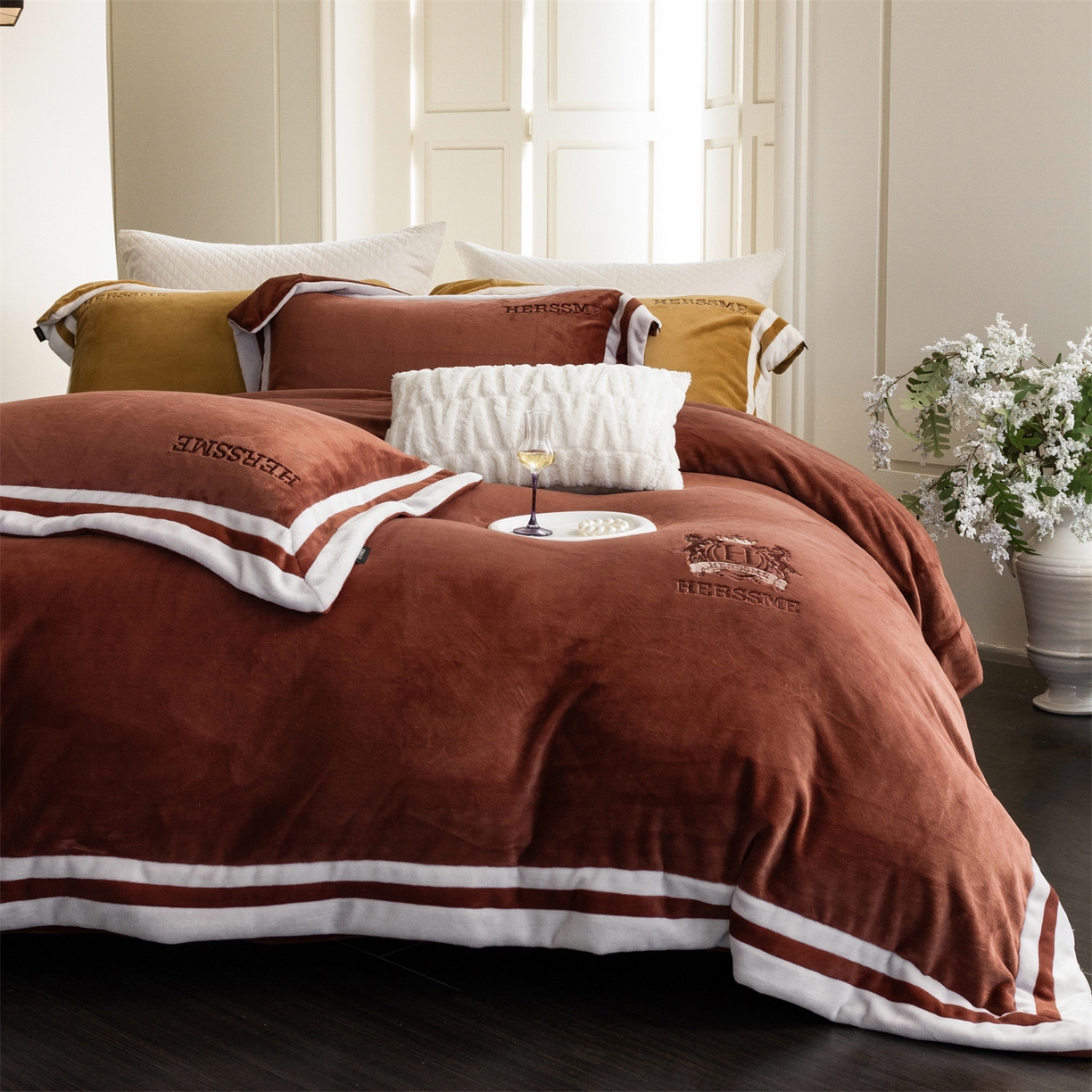 91家纺网 家纺一手货源 找家纺 馨蕊 2025新款秋冬轻奢煦暖绒牛奶绒四件套系列-绒巴黎 会员-10【券后控价358/378】 绒巴黎-紫纱