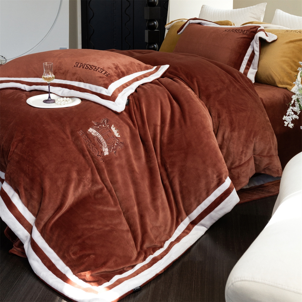 91家纺网 家纺一手货源 找家纺 馨蕊 2025新款秋冬轻奢煦暖绒牛奶绒四件套系列-绒巴黎 会员-10【券后控价358/378】 绒巴黎-紫纱