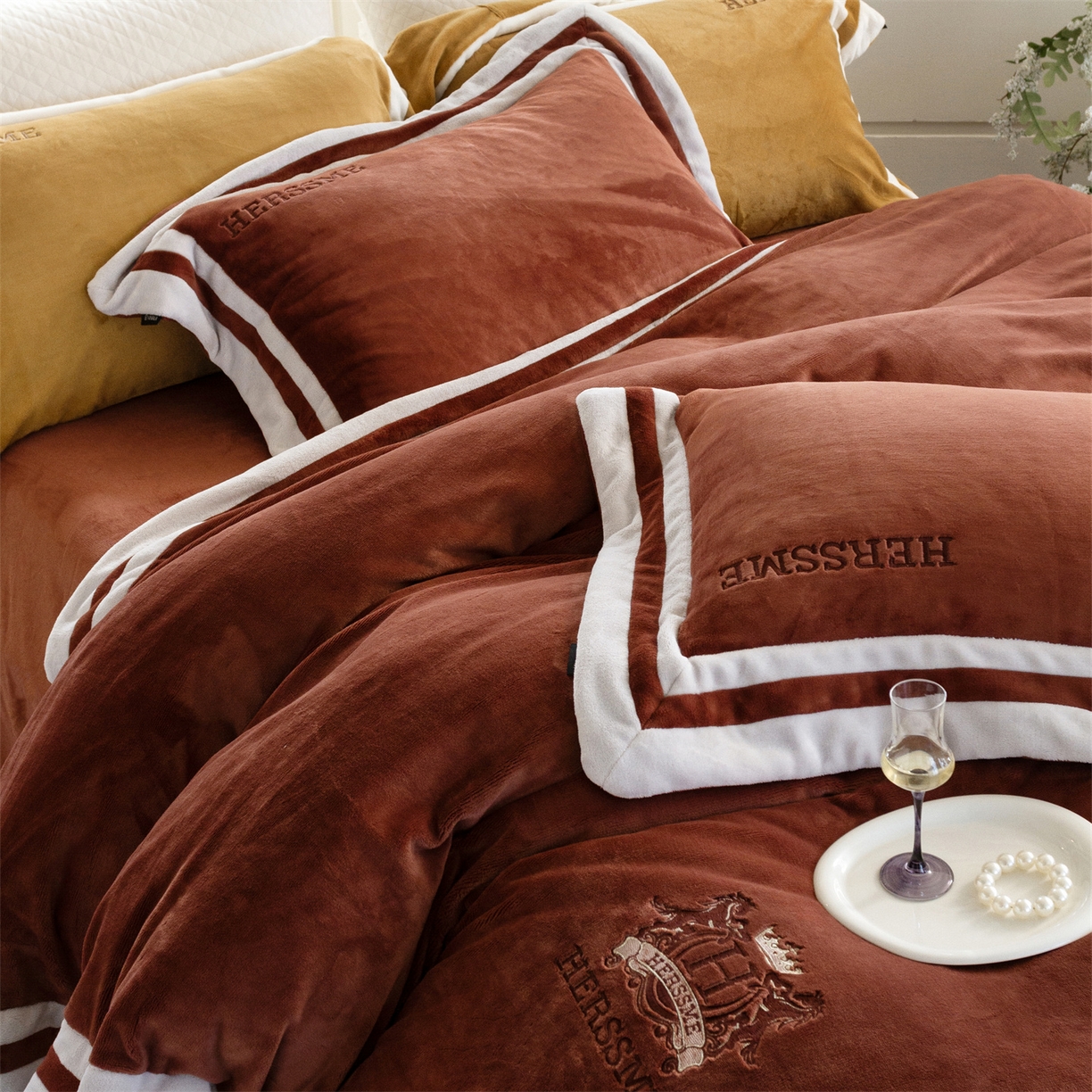 91家纺网 家纺一手货源 找家纺 馨蕊 2025新款秋冬轻奢煦暖绒牛奶绒四件套系列-绒巴黎 会员-10【券后控价358/378】 绒巴黎-紫纱