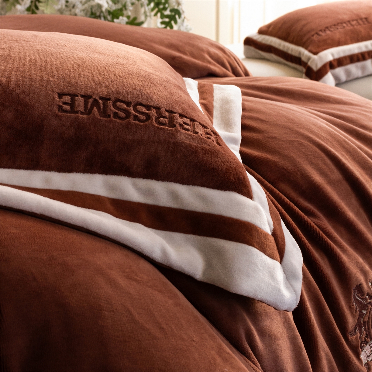 91家纺网 家纺一手货源 找家纺 馨蕊 2025新款秋冬轻奢煦暖绒牛奶绒四件套系列-绒巴黎 会员-10【券后控价358/378】 绒巴黎-紫纱