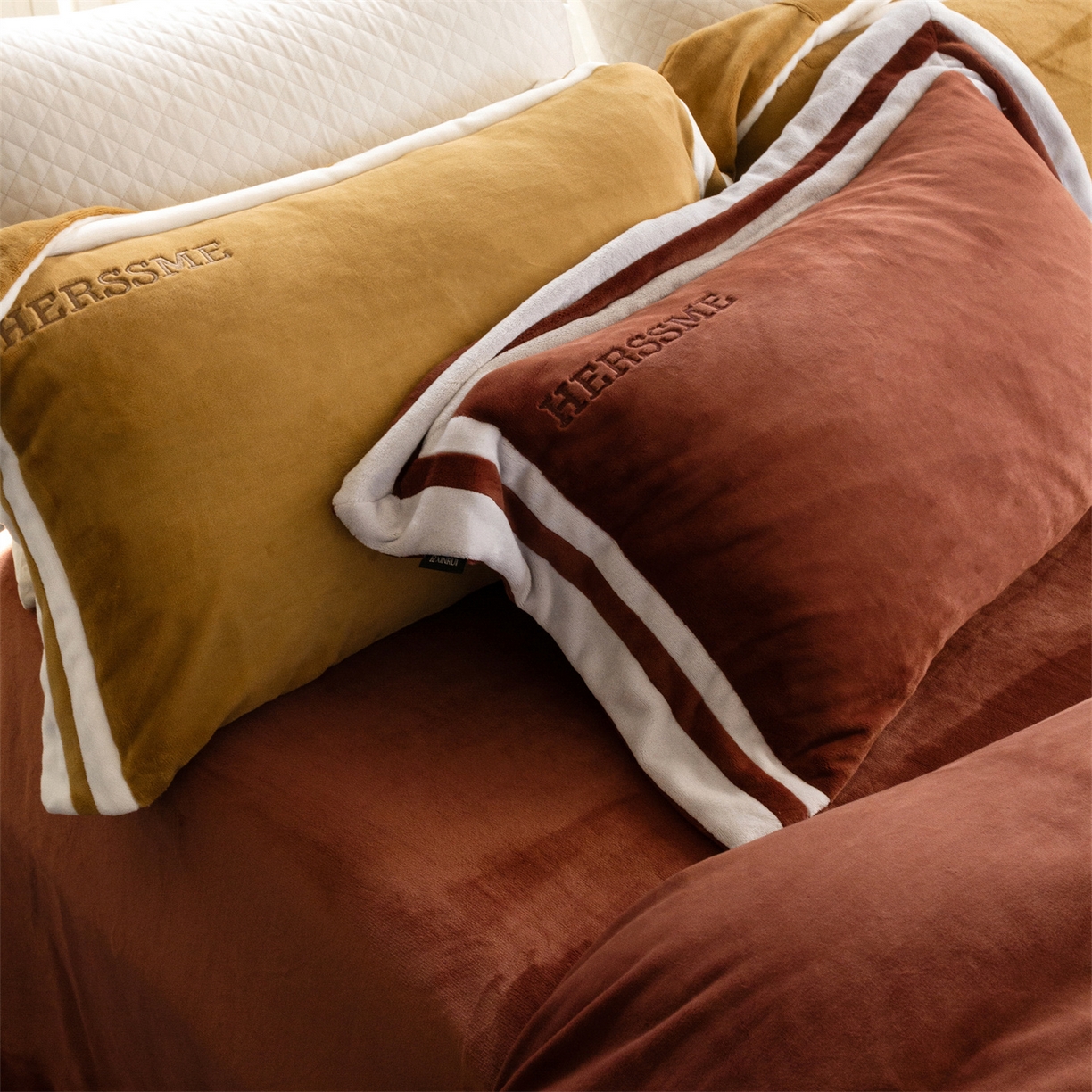 91家纺网 家纺一手货源 找家纺 馨蕊 2025新款秋冬轻奢煦暖绒牛奶绒四件套系列-绒巴黎 会员-10【券后控价358/378】 绒巴黎-紫纱