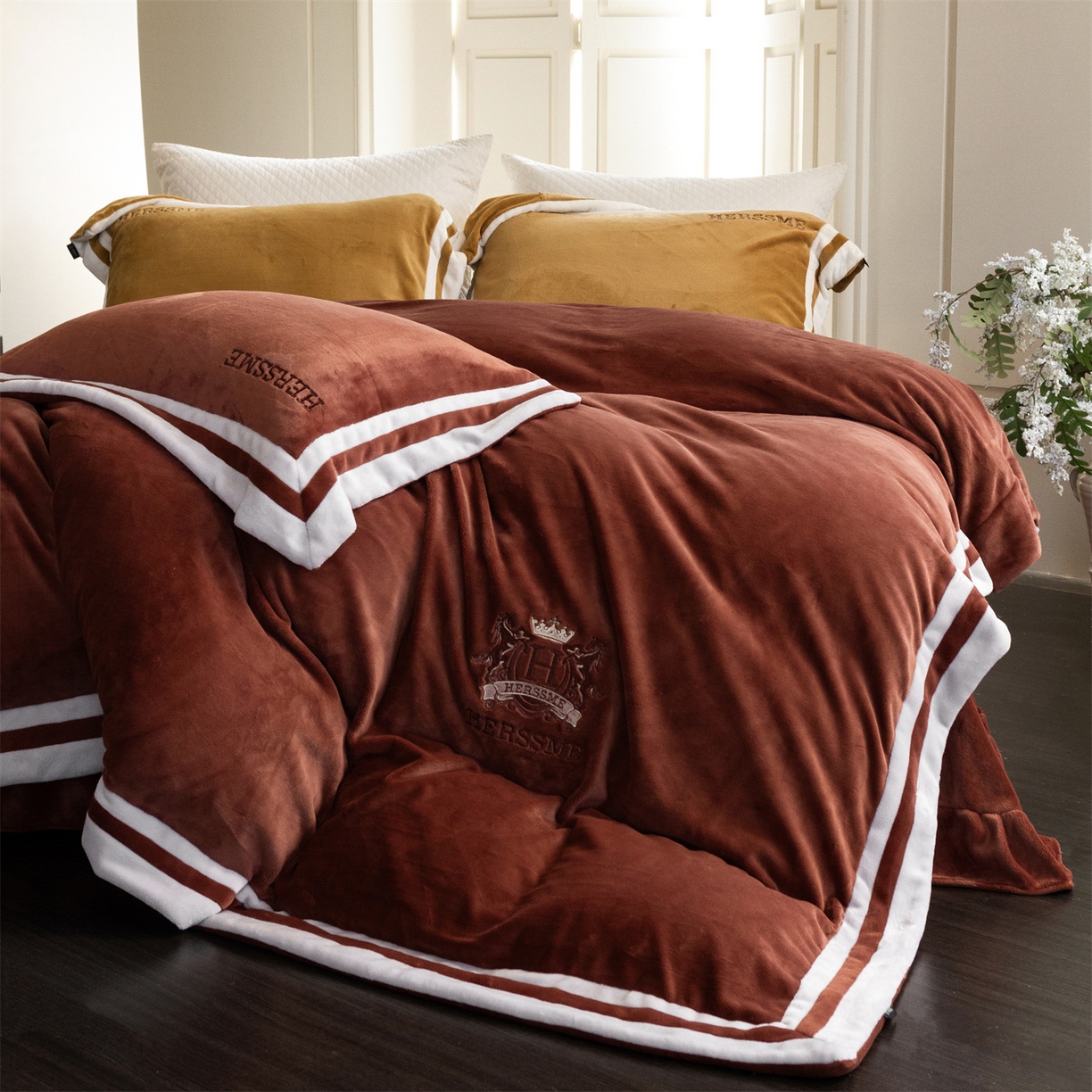 91家纺网 家纺一手货源 找家纺 馨蕊 2025新款秋冬轻奢煦暖绒牛奶绒四件套系列-绒巴黎 会员-10【券后控价358/378】 绒巴黎-紫纱