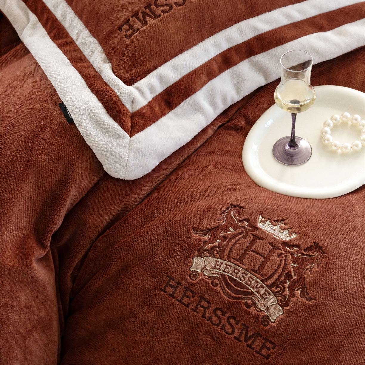 91家纺网 家纺一手货源 找家纺 馨蕊 2025新款秋冬轻奢煦暖绒牛奶绒四件套系列-绒巴黎 会员-10【券后控价358/378】 绒巴黎-紫纱