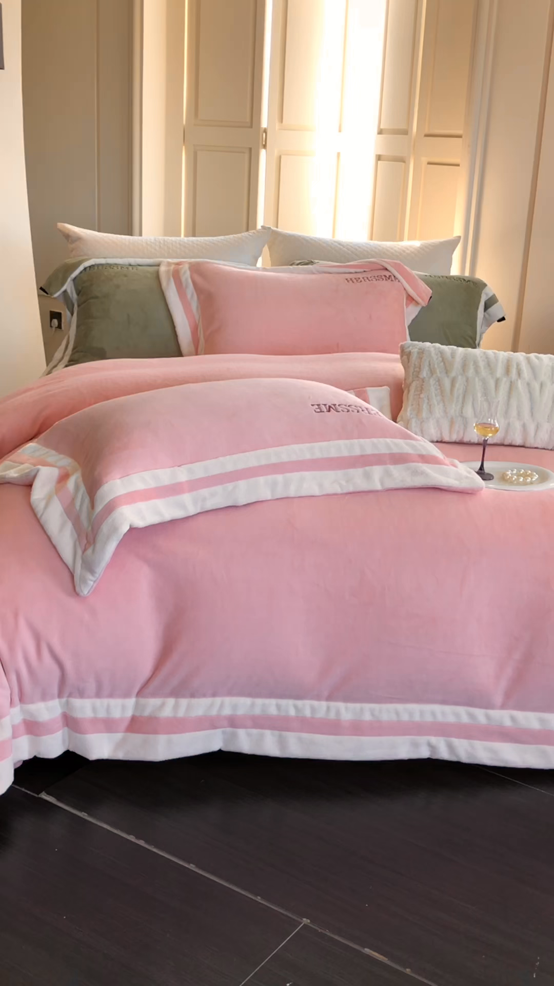 91家纺网 家纺一手货源 找家纺 馨蕊 2025新款秋冬轻奢煦暖绒牛奶绒四件套系列-绒巴黎 会员-10【券后控价358/378】 绒巴黎-蔷薇粉