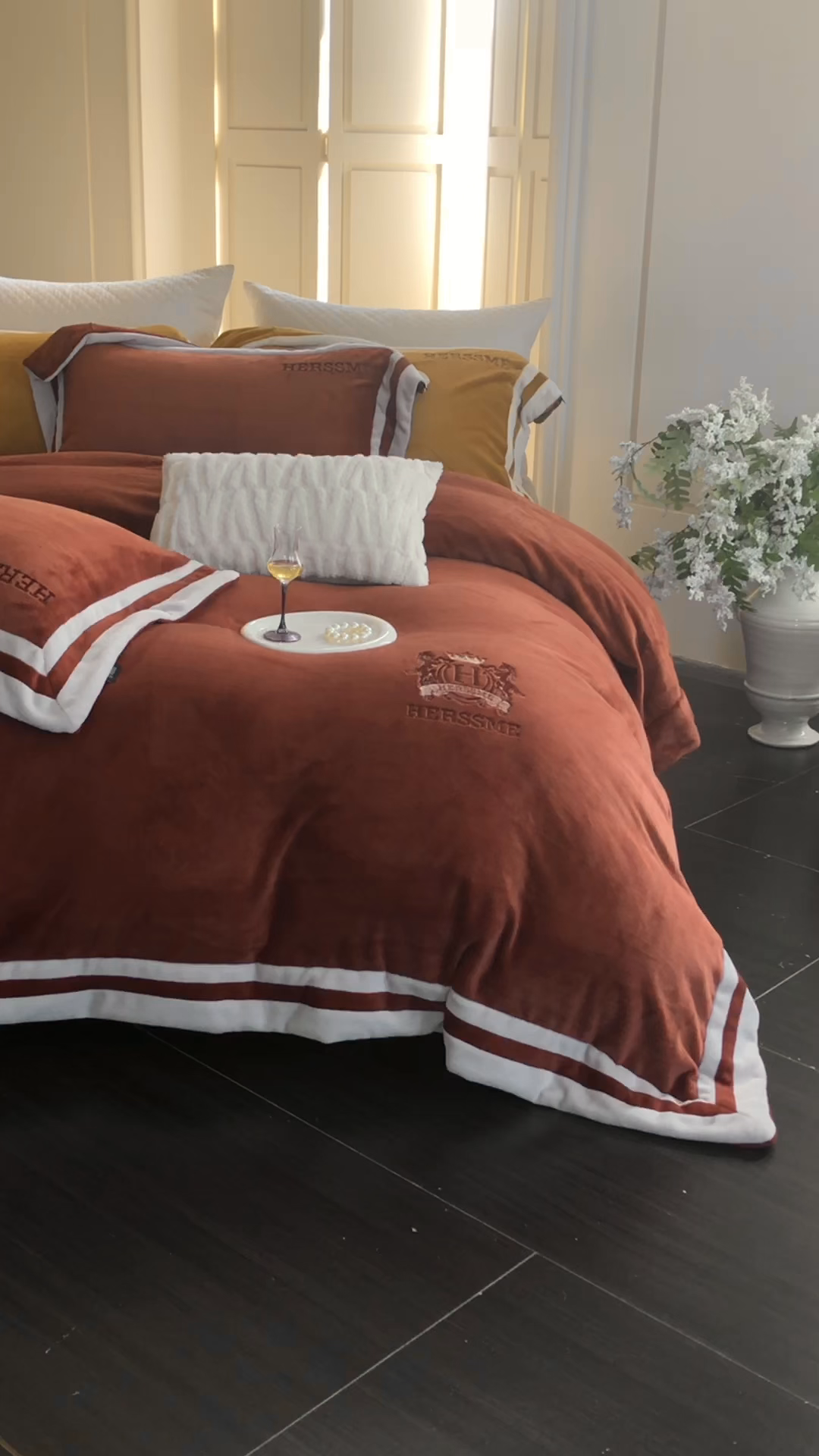 91家纺网 家纺一手货源 找家纺 馨蕊 2025新款秋冬轻奢煦暖绒牛奶绒四件套系列-绒巴黎 会员-10【券后控价358/378】 绒巴黎-紫纱