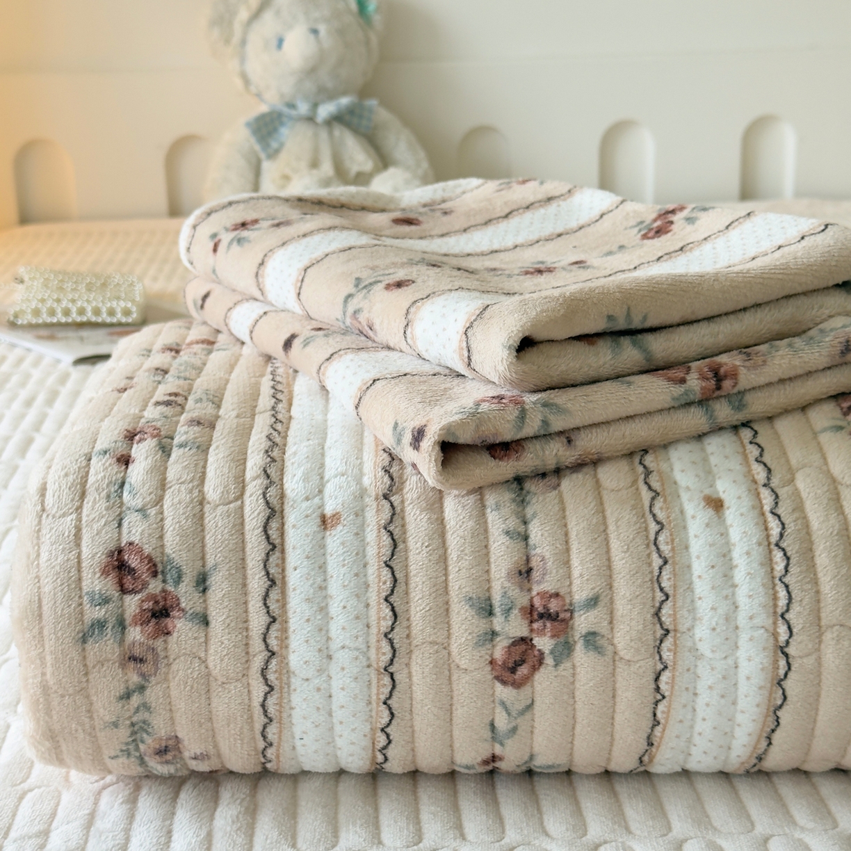 91家纺网 家纺一手货源 找家纺 （总）首爱家纺 2025新款高克重牛奶绒夹棉印花床盖