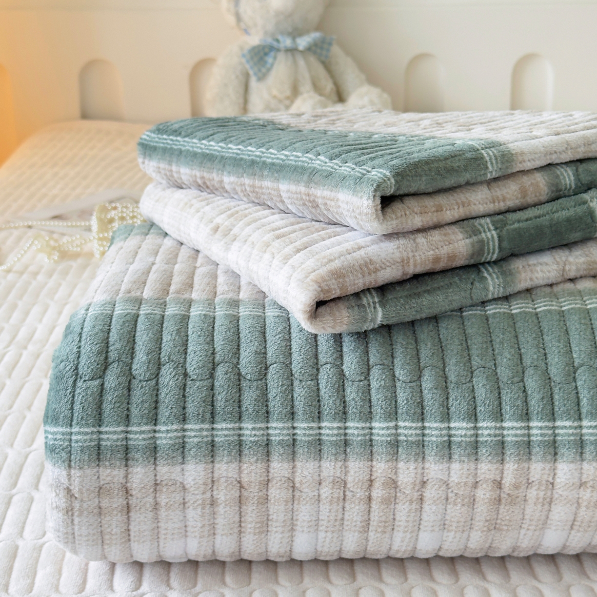 91家纺网 家纺一手货源 找家纺 （总）首爱家纺 2025新款高克重牛奶绒夹棉印花床盖